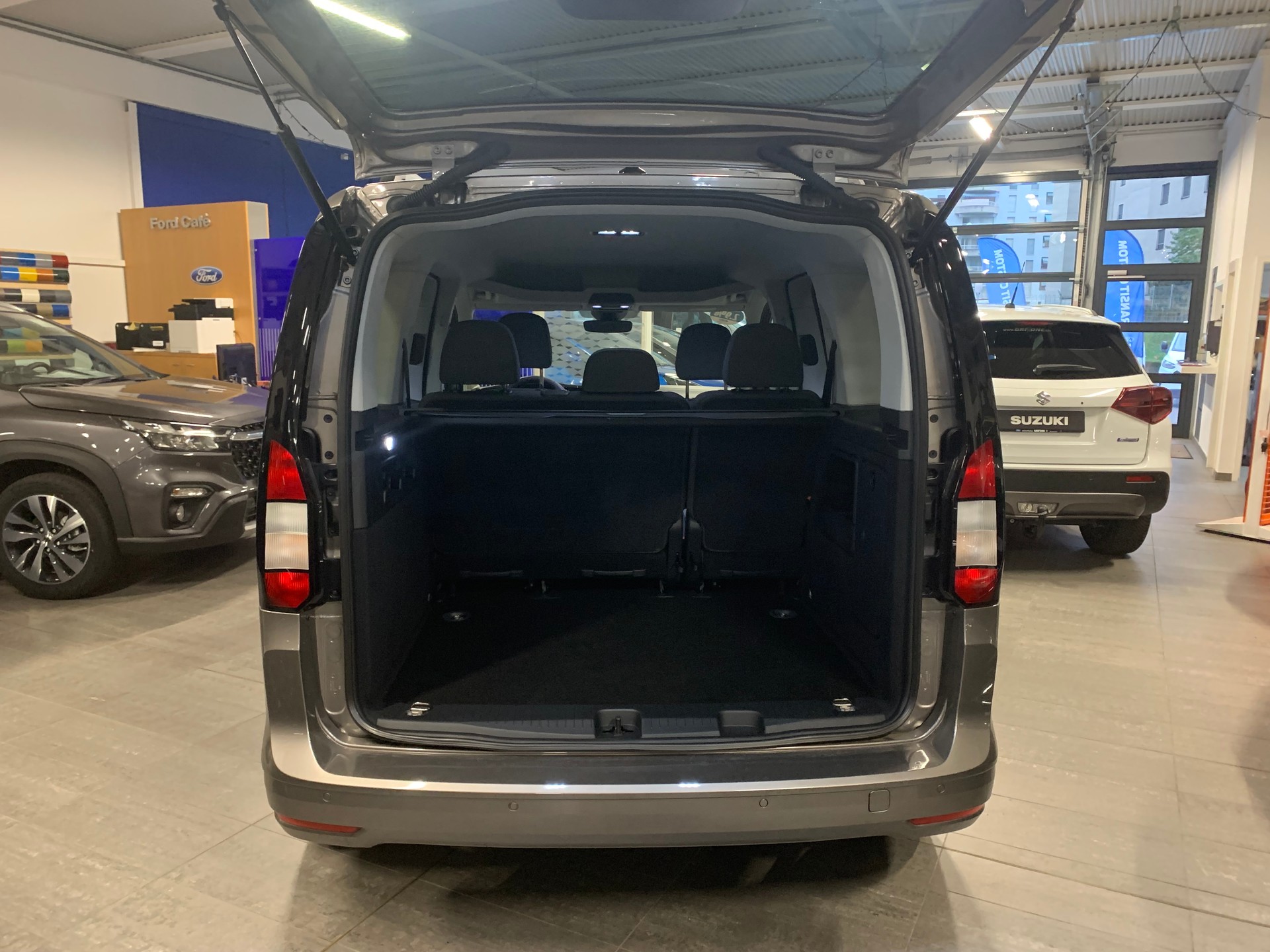 FORD Tourneo Connect Titanium 2.0 TDI-image-7