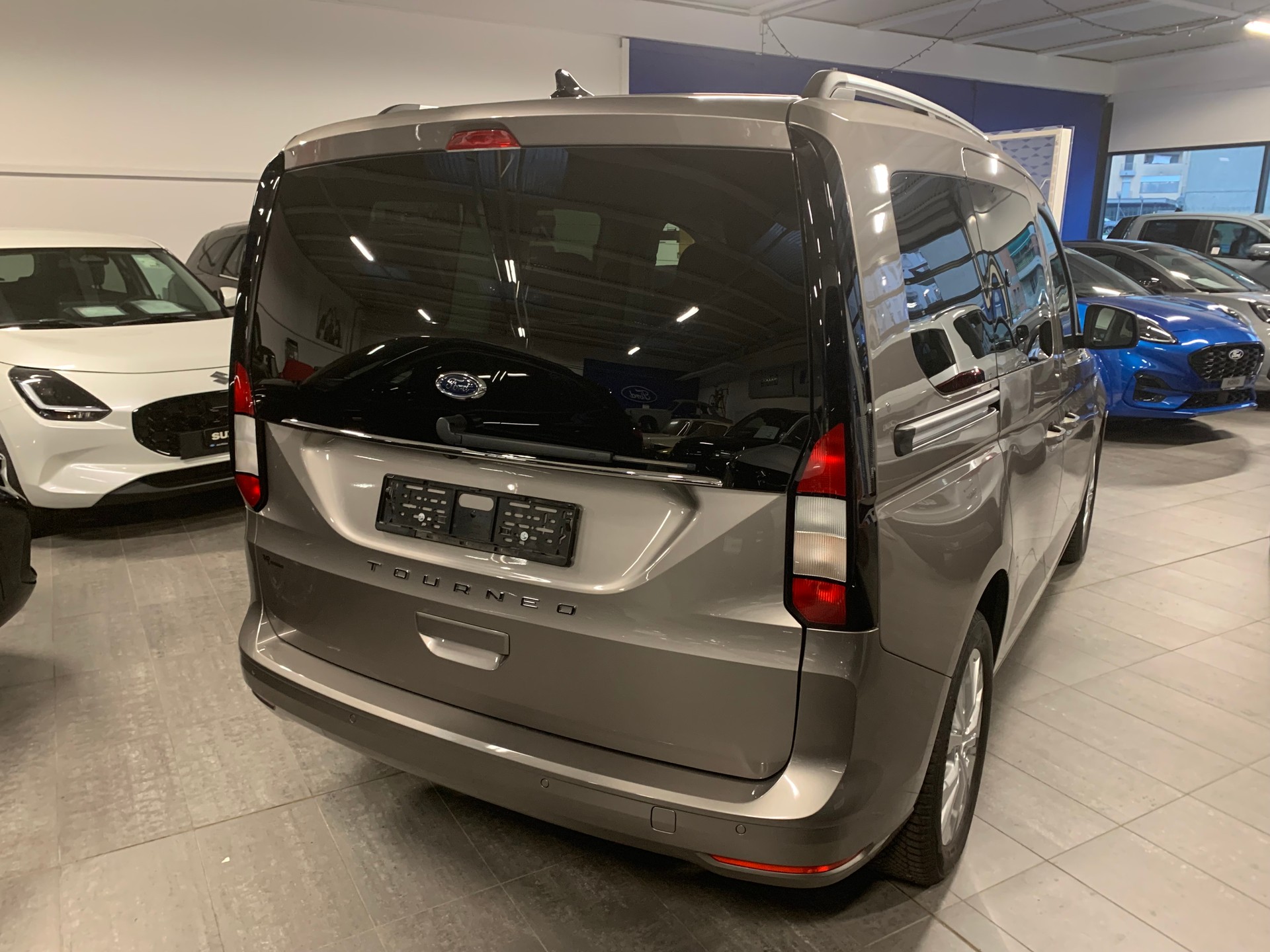 FORD Tourneo Connect Titanium 2.0 TDI-image-4