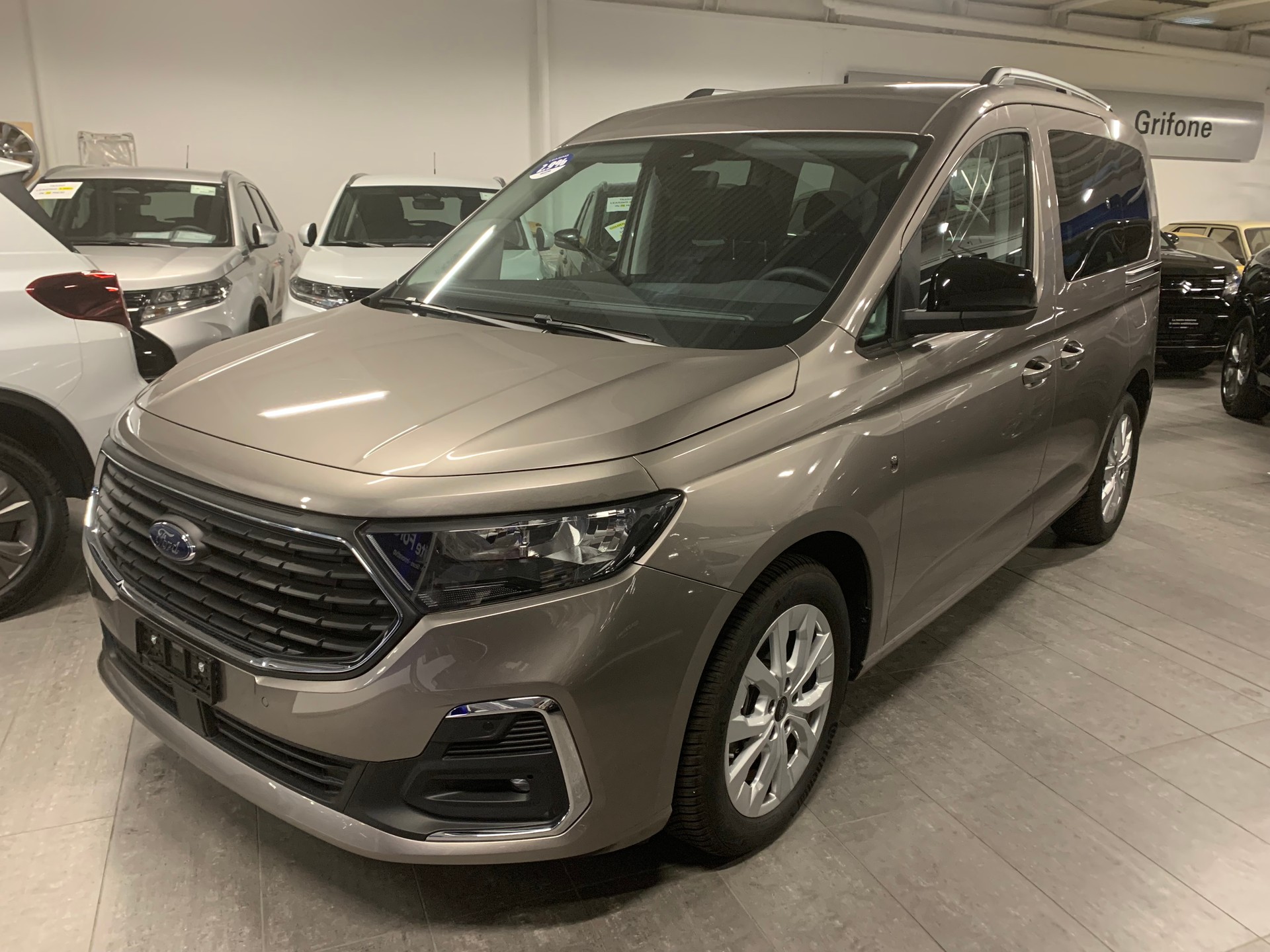 FORD Tourneo Connect Titanium 2.0 TDI-image-1