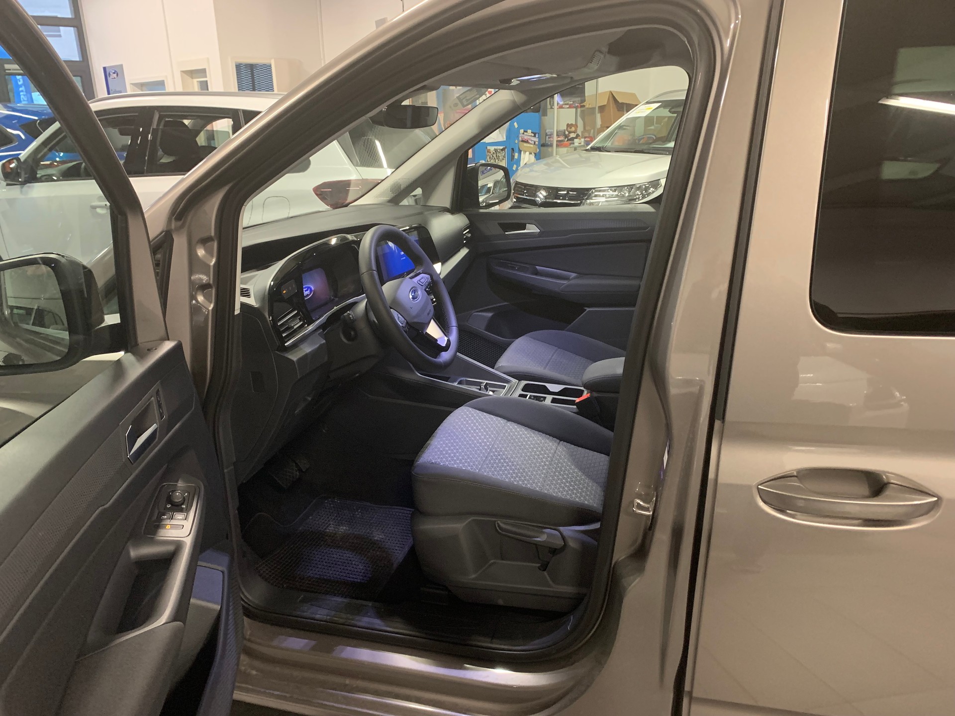 FORD Tourneo Connect Titanium 2.0 TDI-image-8
