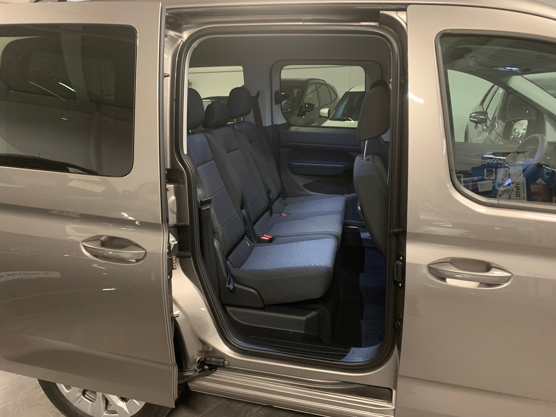 FORD Tourneo Connect Titanium 2.0 TDI-image-6