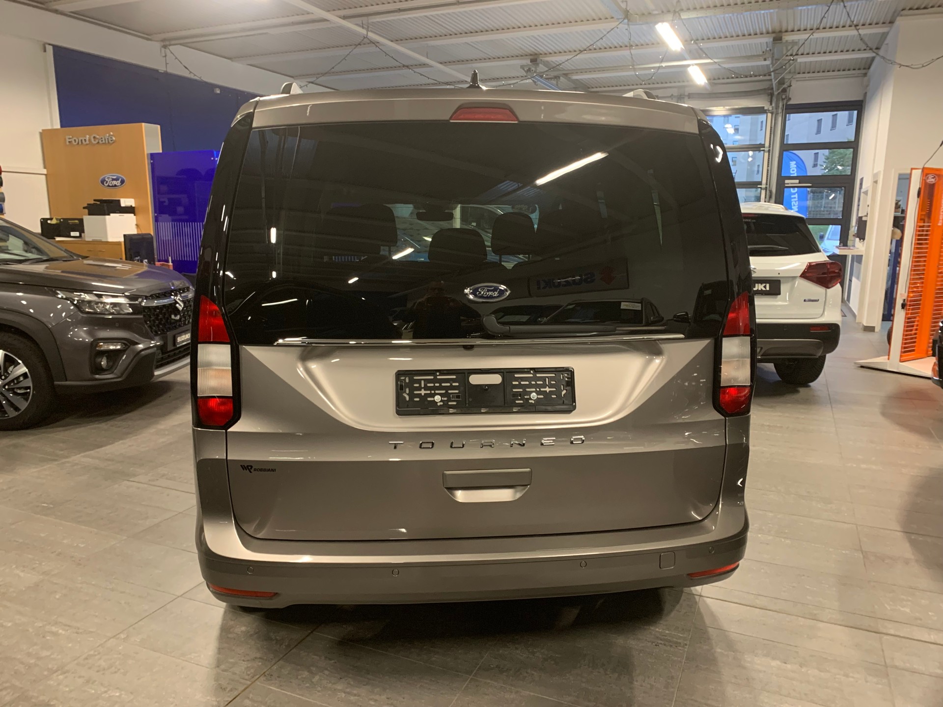 FORD Tourneo Connect Titanium 2.0 TDI-image-3