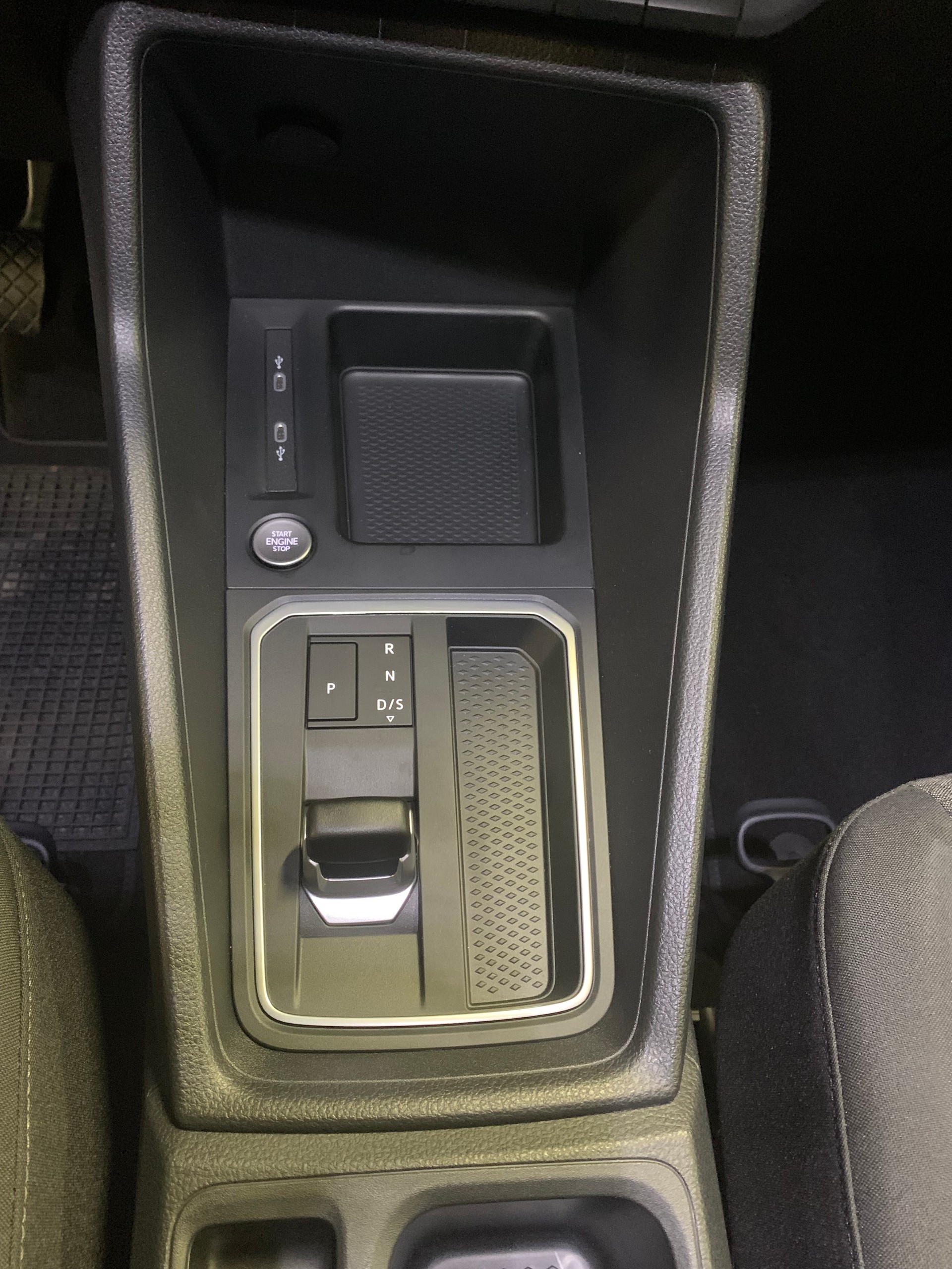 FORD Tourneo Connect Titanium 2.0 TDI-image-9