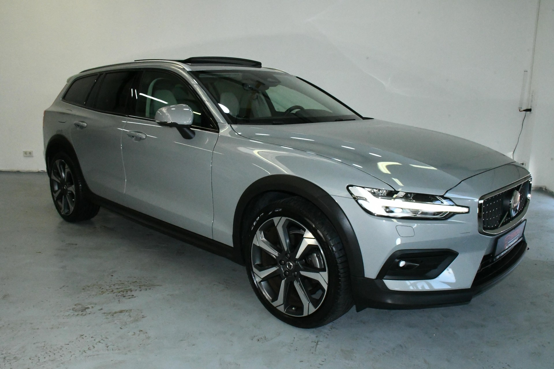 VOLVO V60 Cross Country AWD Ultim ACC*PAN*H&K*AHK*SBEL-image-3