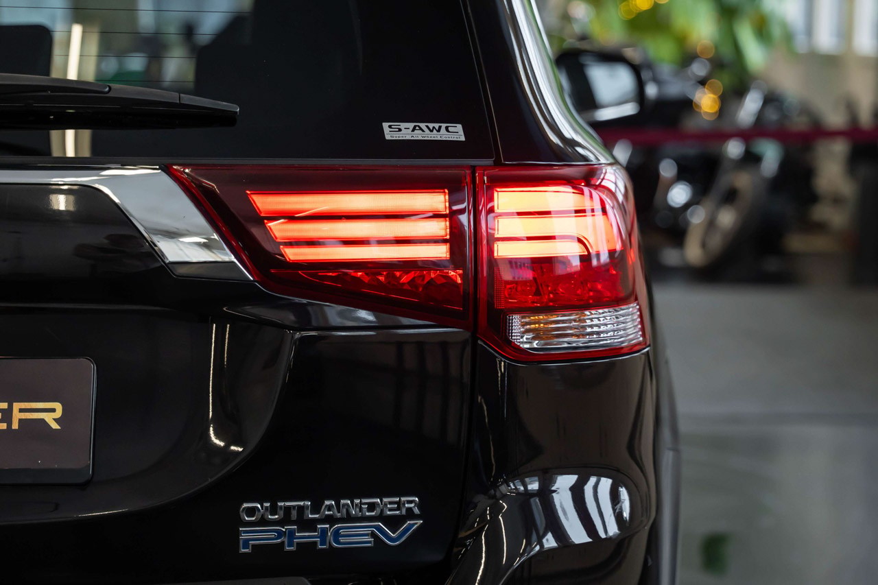 MITSUBISHI Outlander 2.4 PHEV Style 4WD Automatic-image-8