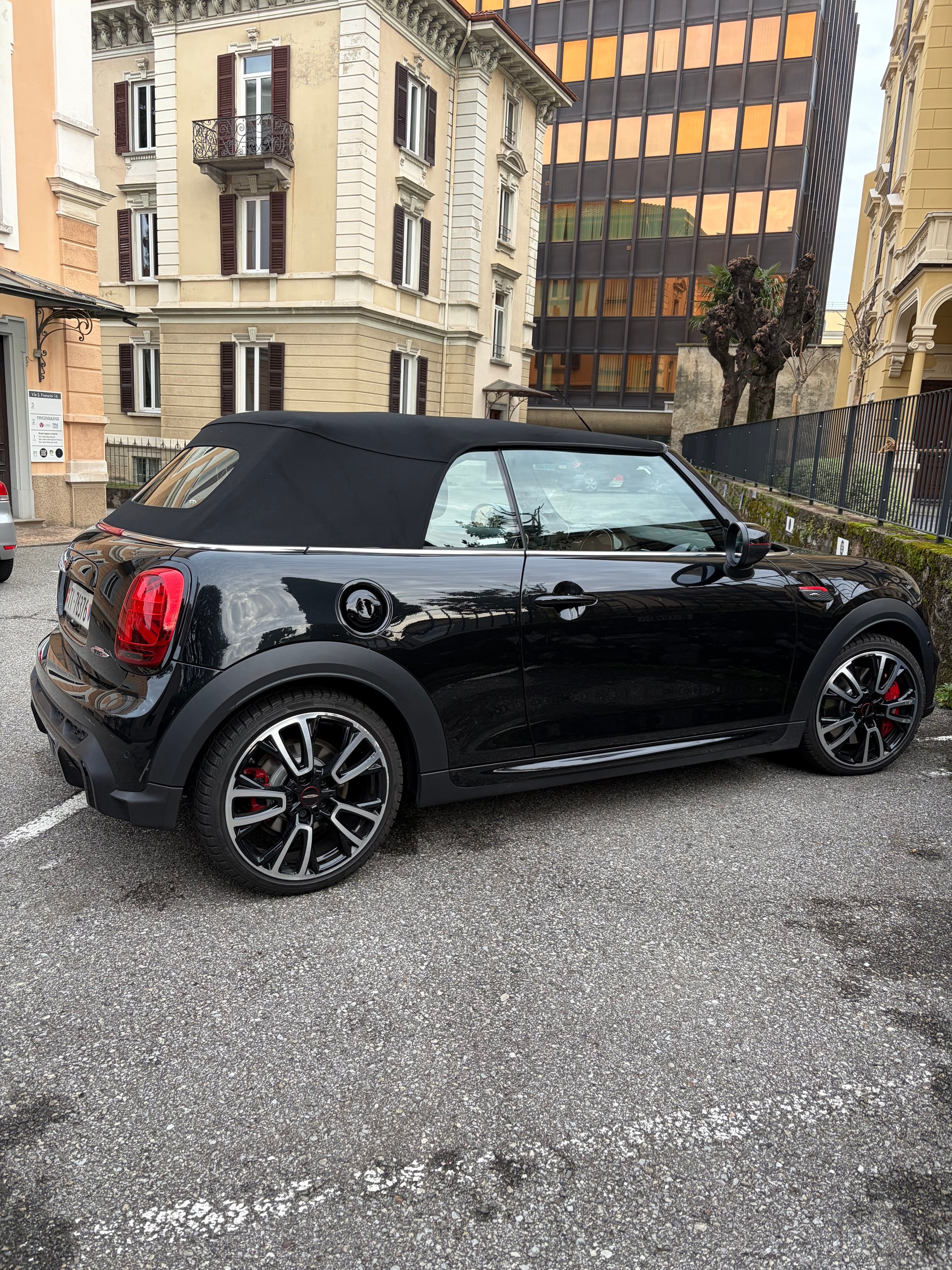 MINI Cooper John Cooper Works Cabriolet Steptronic-image-2