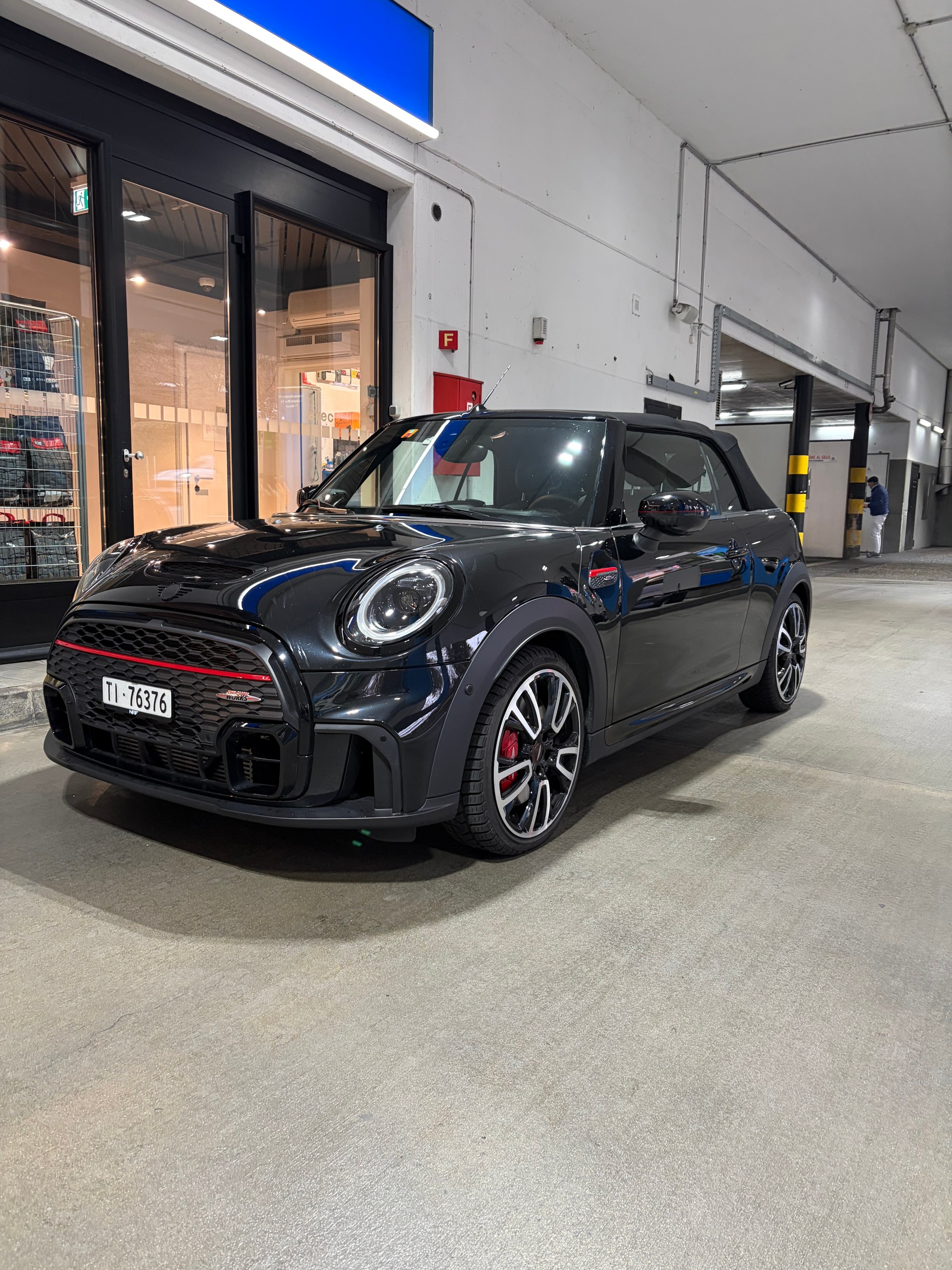 MINI Cooper John Cooper Works Cabriolet Steptronic-image-0