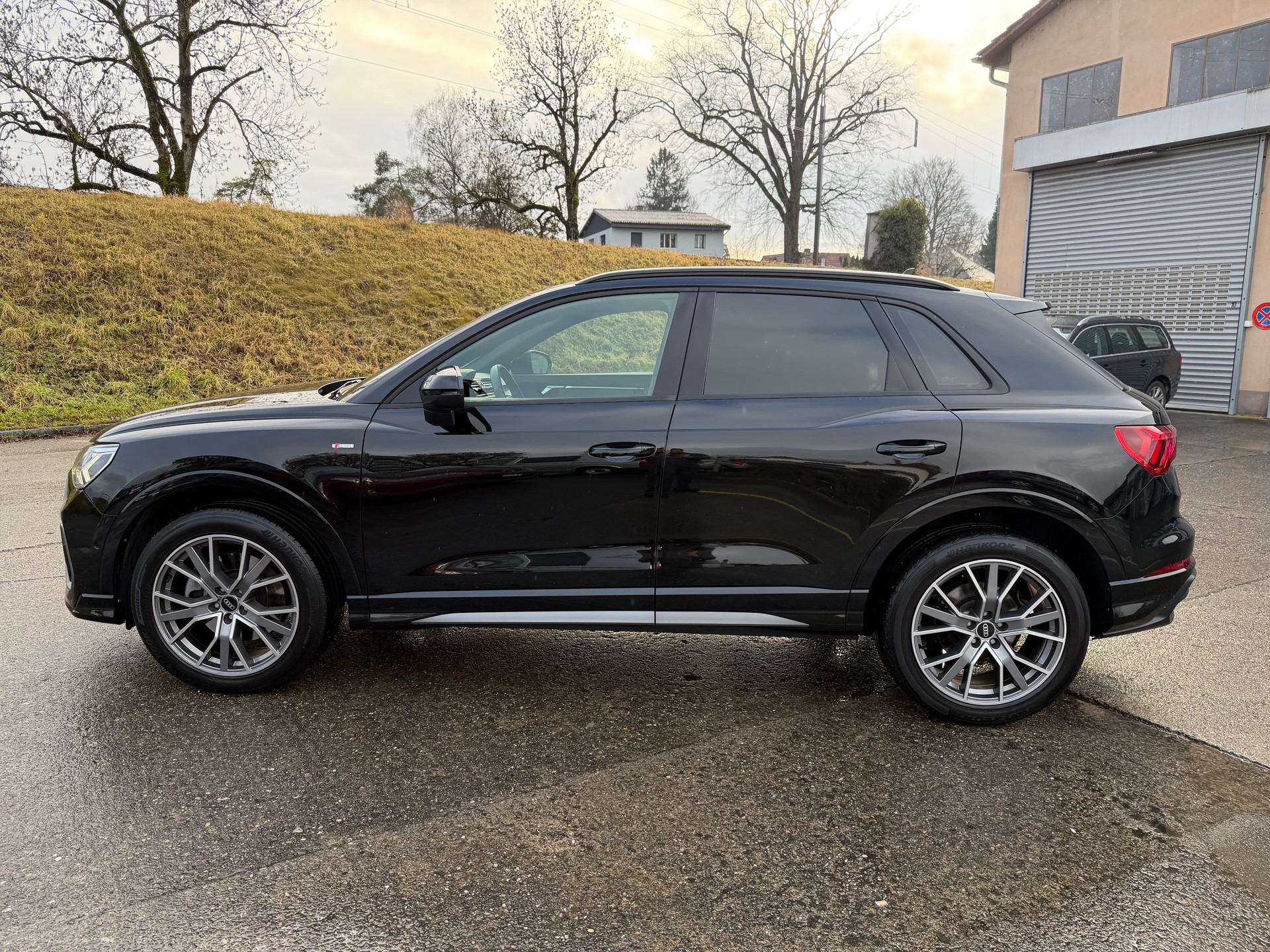 AUDI Q3 40 TDI S line quattro S-tronic-image-1