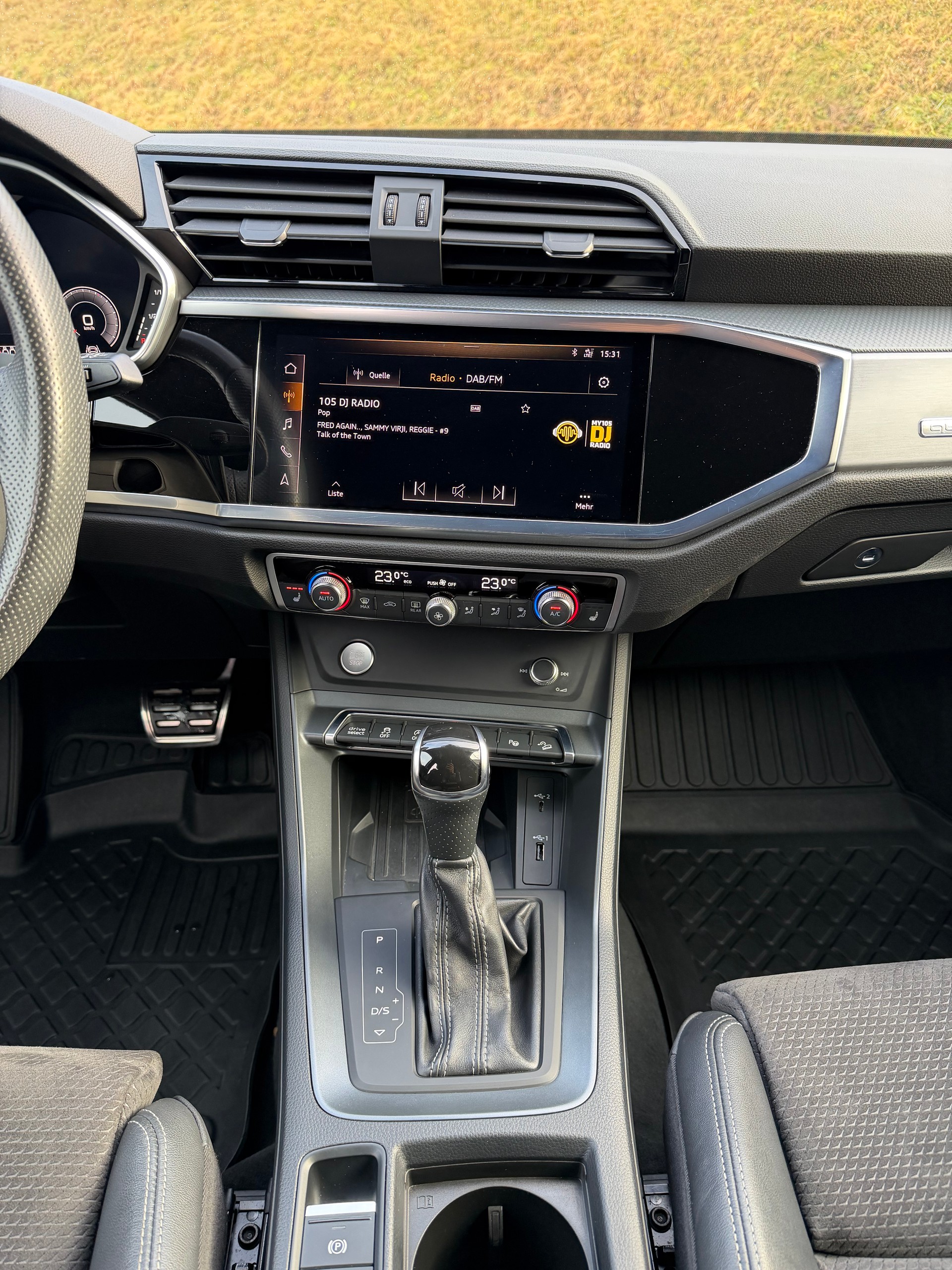AUDI Q3 40 TDI S line quattro S-tronic-image-11