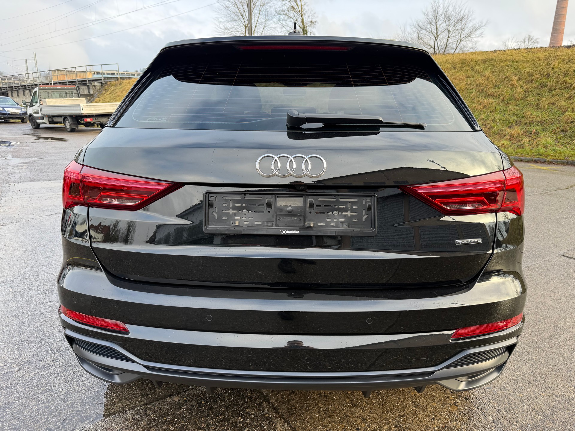 AUDI Q3 40 TDI S line quattro S-tronic-image-3