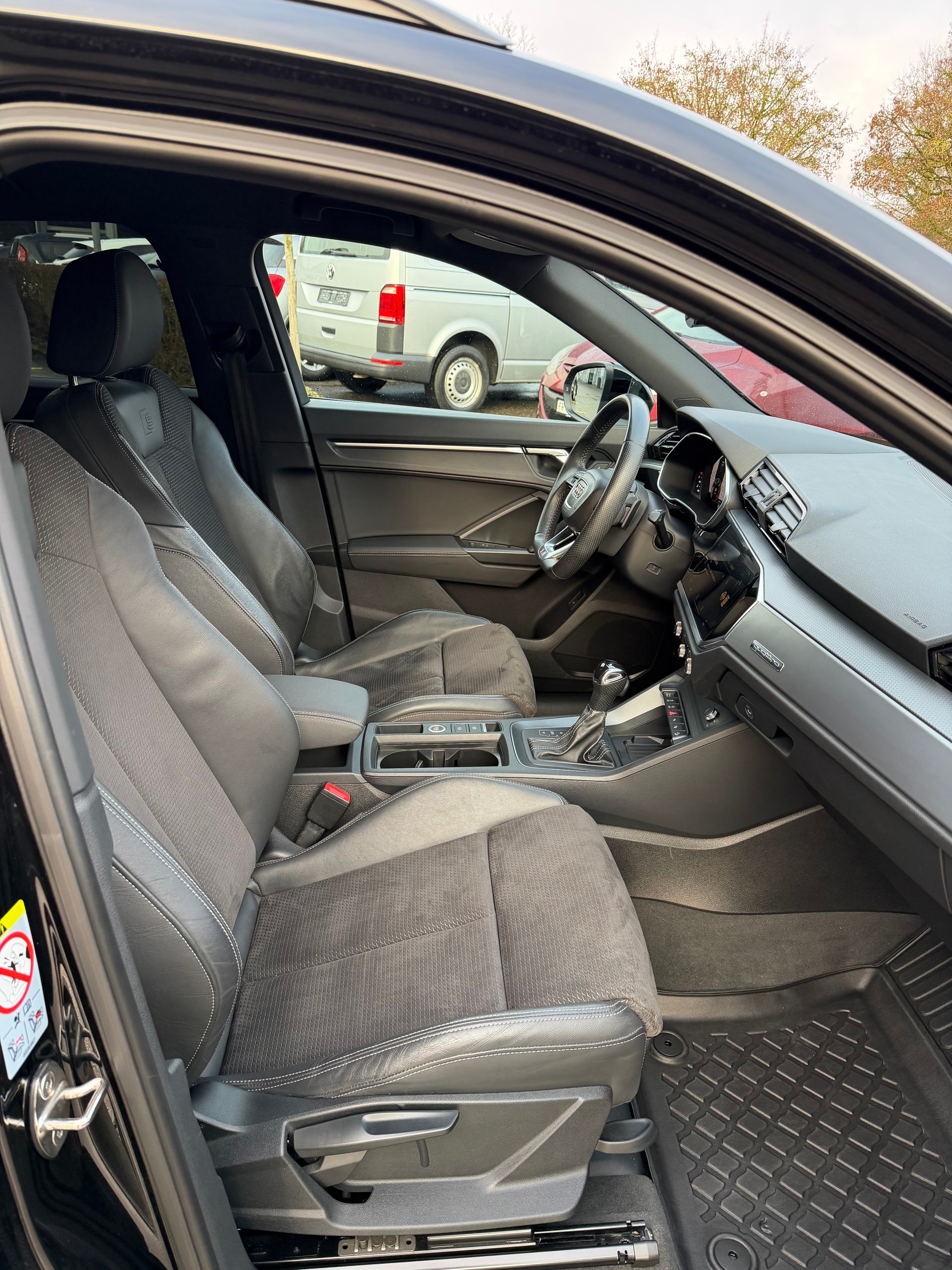 AUDI Q3 40 TDI S line quattro S-tronic-image-15