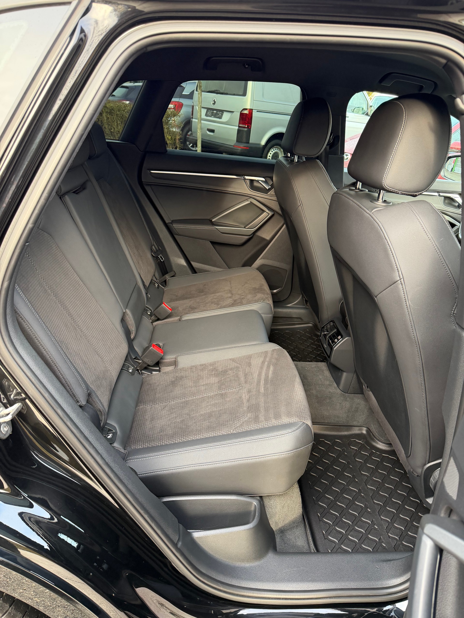 AUDI Q3 40 TDI S line quattro S-tronic-image-14