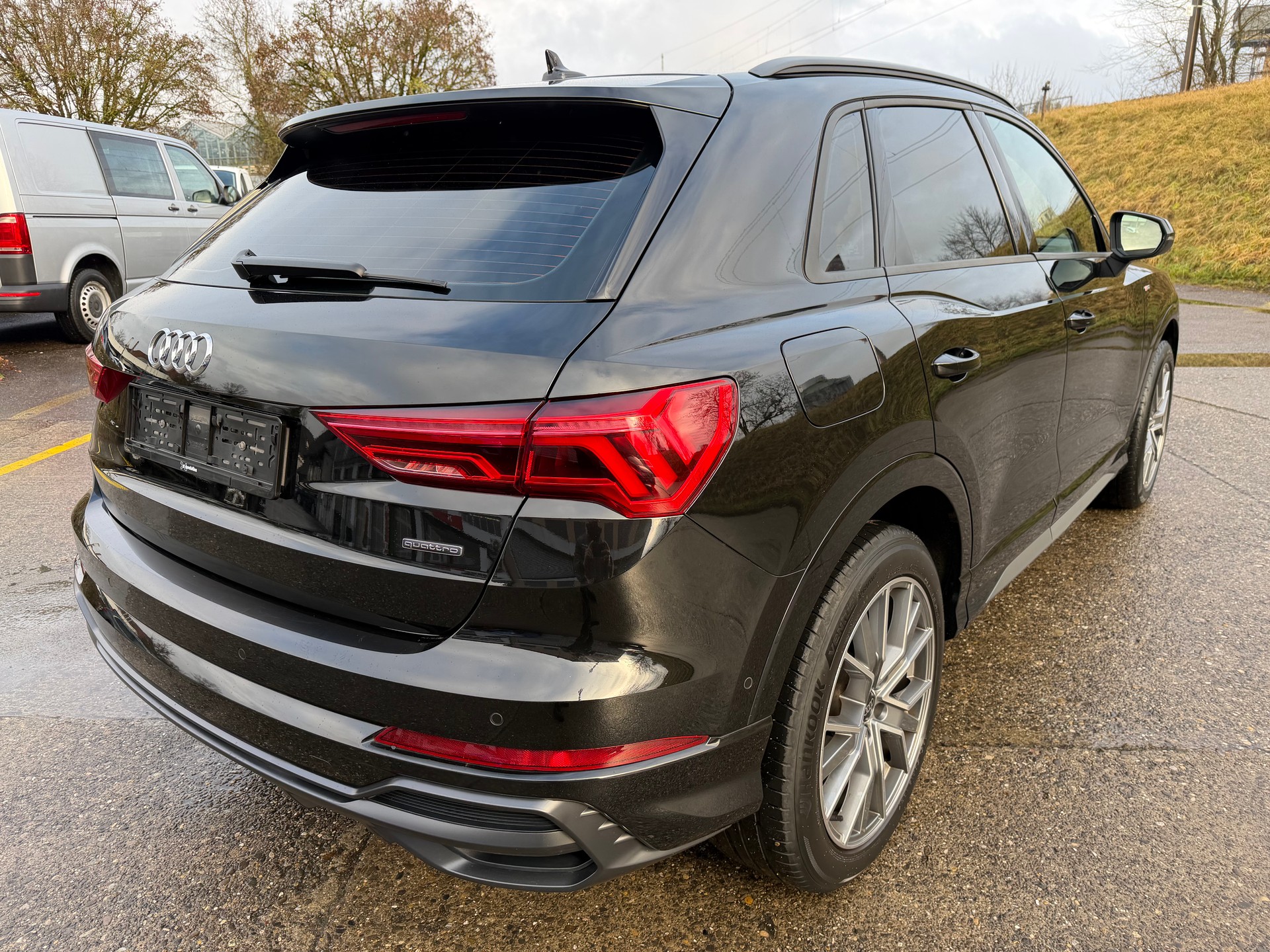 AUDI Q3 40 TDI S line quattro S-tronic-image-4