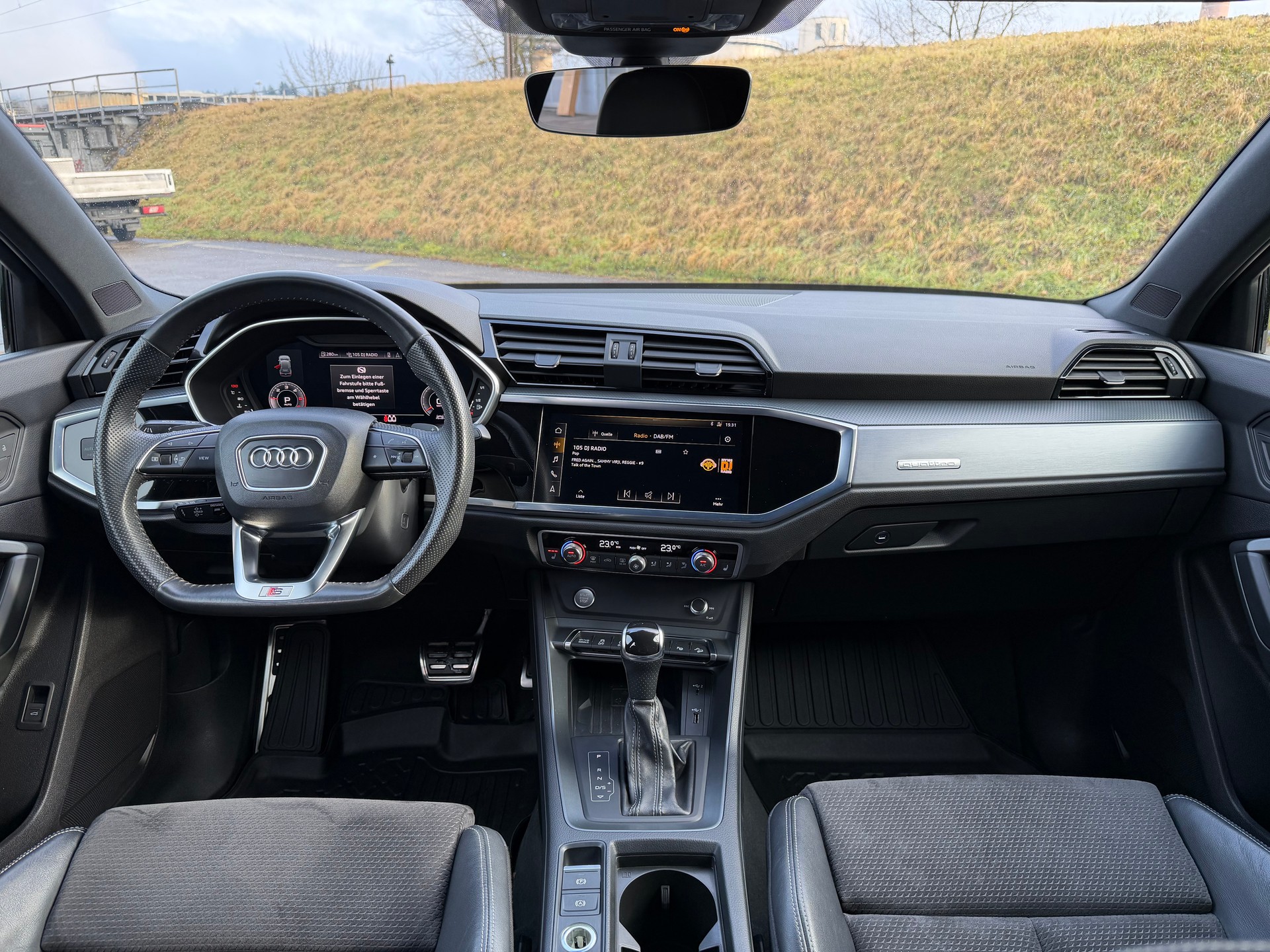 AUDI Q3 40 TDI S line quattro S-tronic-image-12