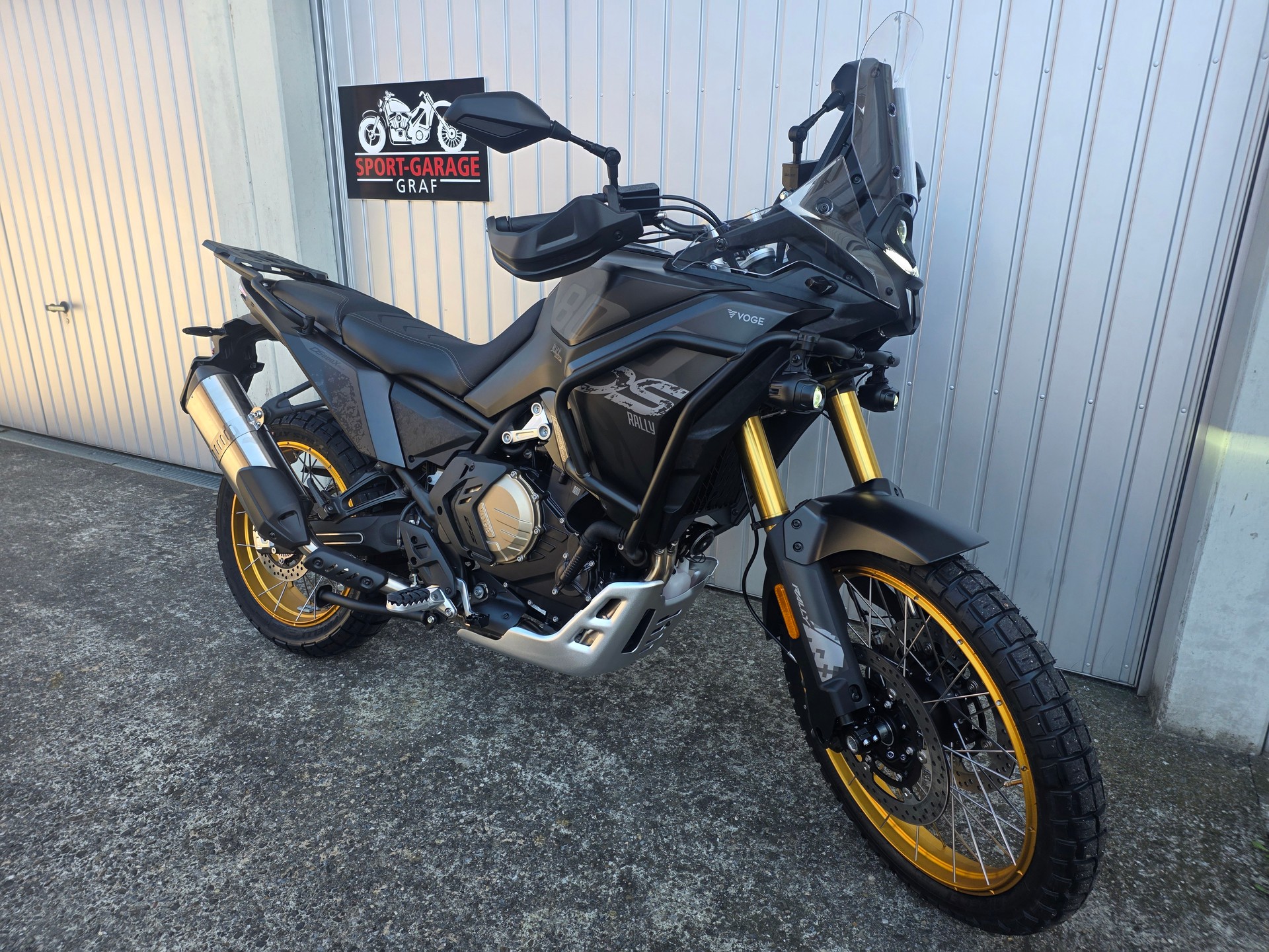 VOGE Black Knight 800 DS Offen-showroom-element-1