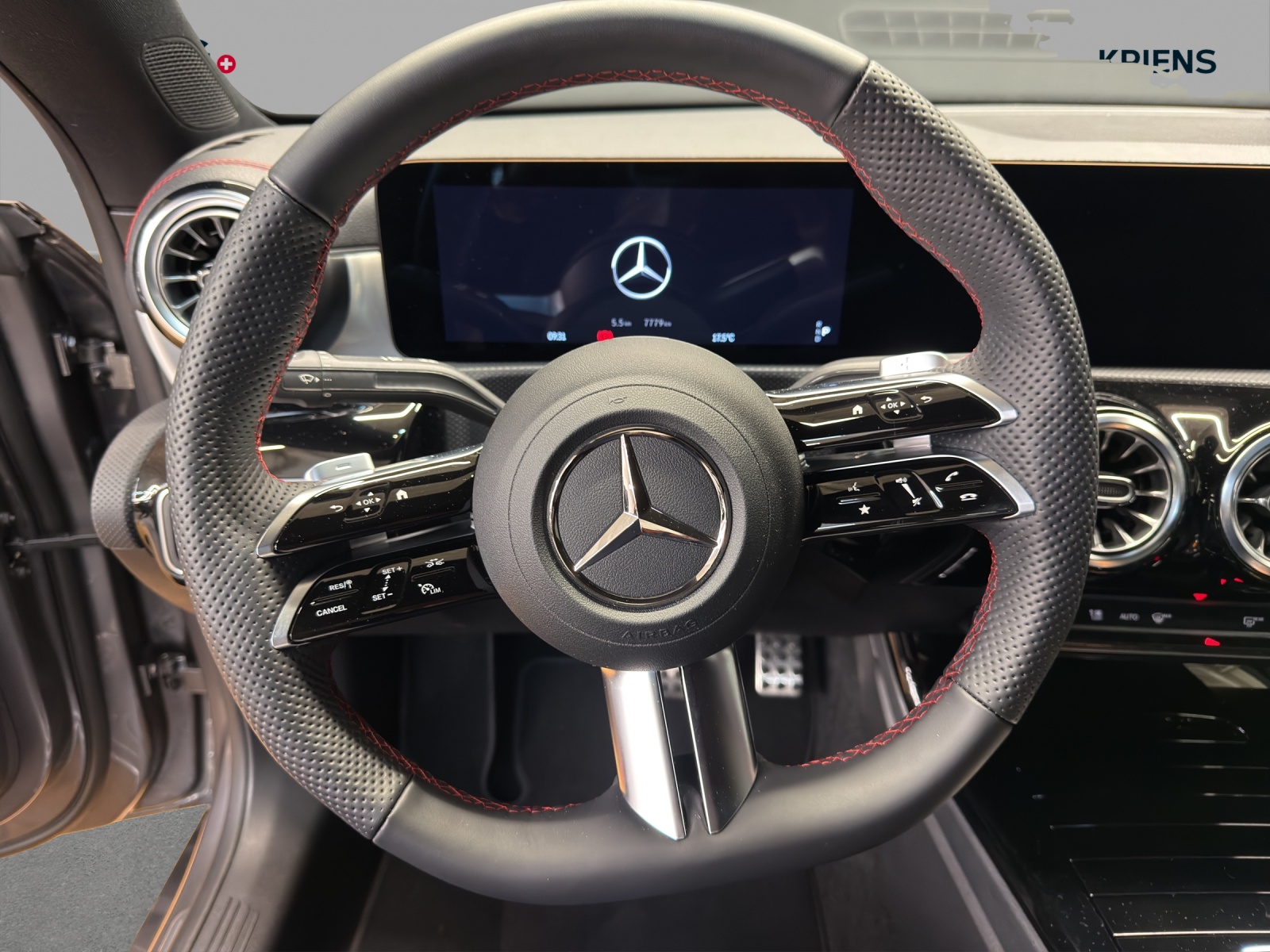 MERCEDES-BENZ CLA 220 4M - AMG / 360 Grad Kamera / Multibeam LED / Soundsystem-image-9