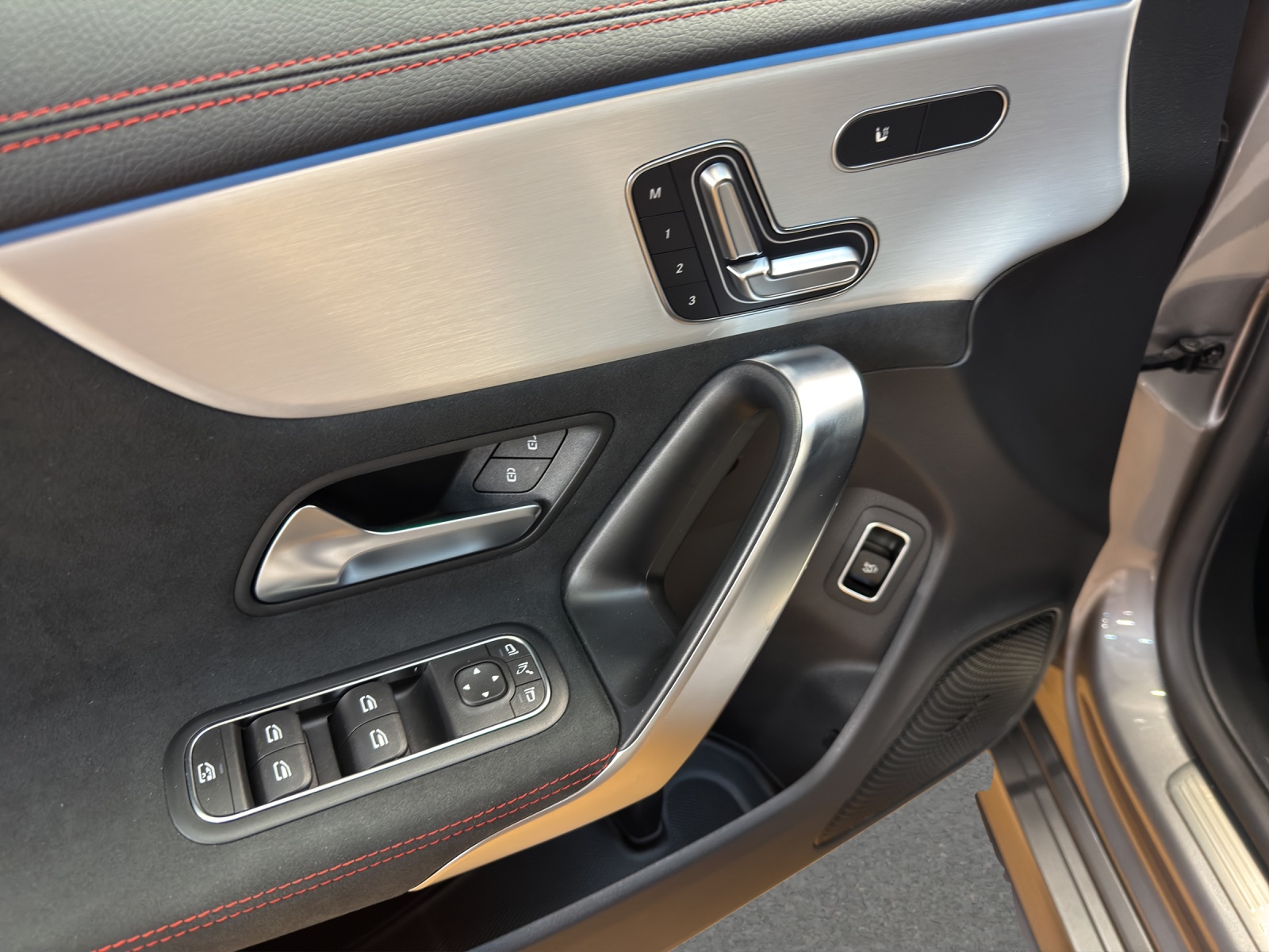 MERCEDES-BENZ CLA 220 4M - AMG / 360 Grad Kamera / Multibeam LED / Soundsystem-image-12
