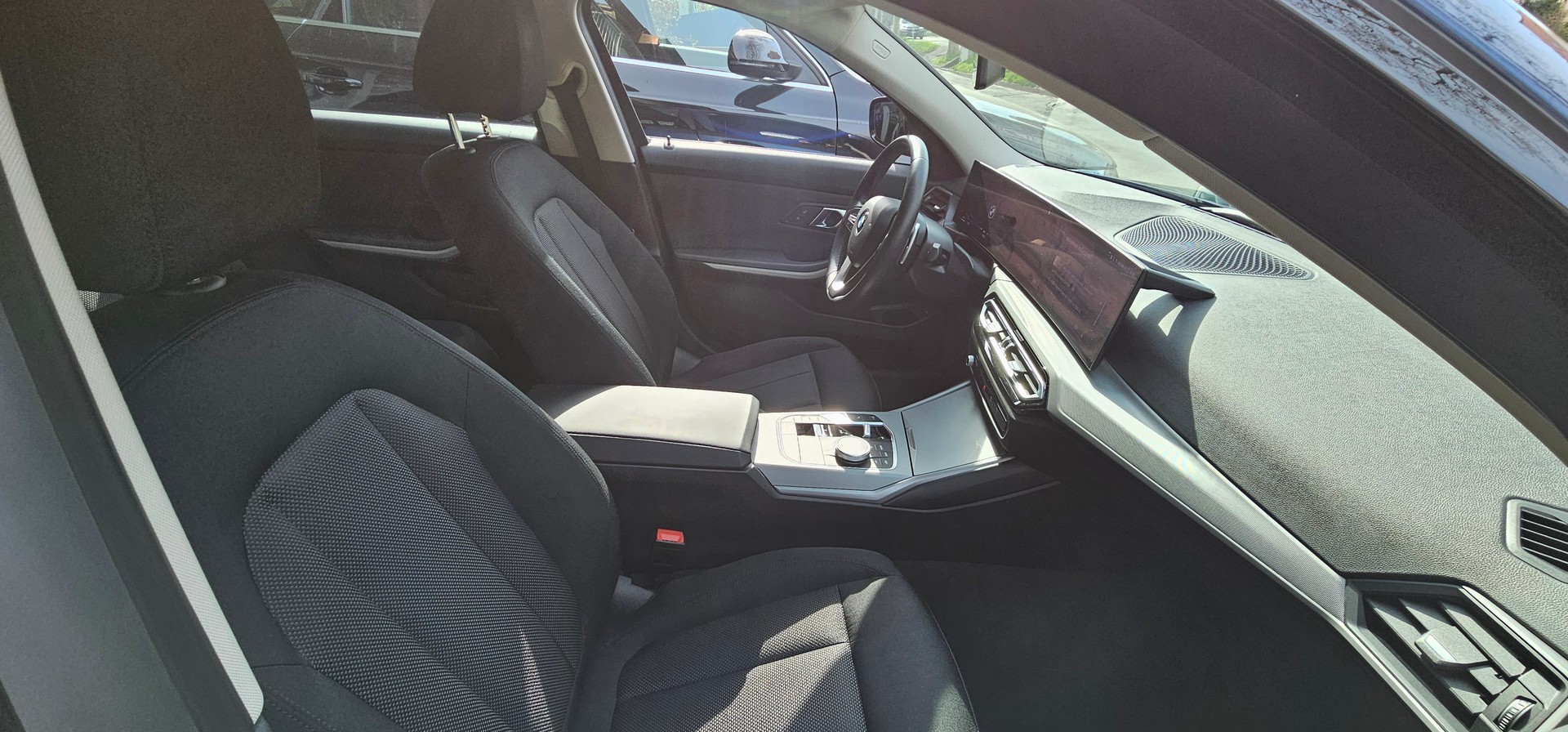 BMW 320d xDrive 48V Touring Steptronic-image-7