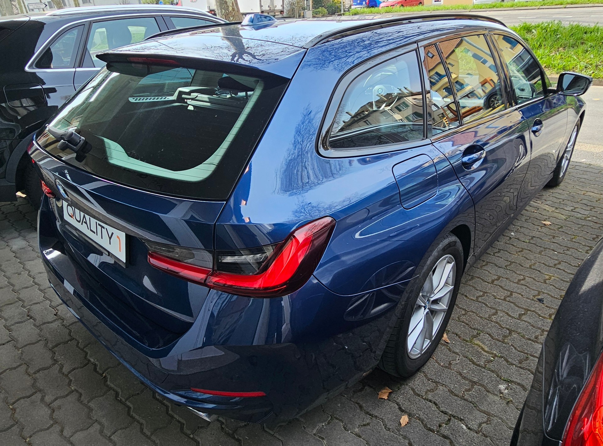 BMW 320d xDrive 48V Touring Steptronic-image-3