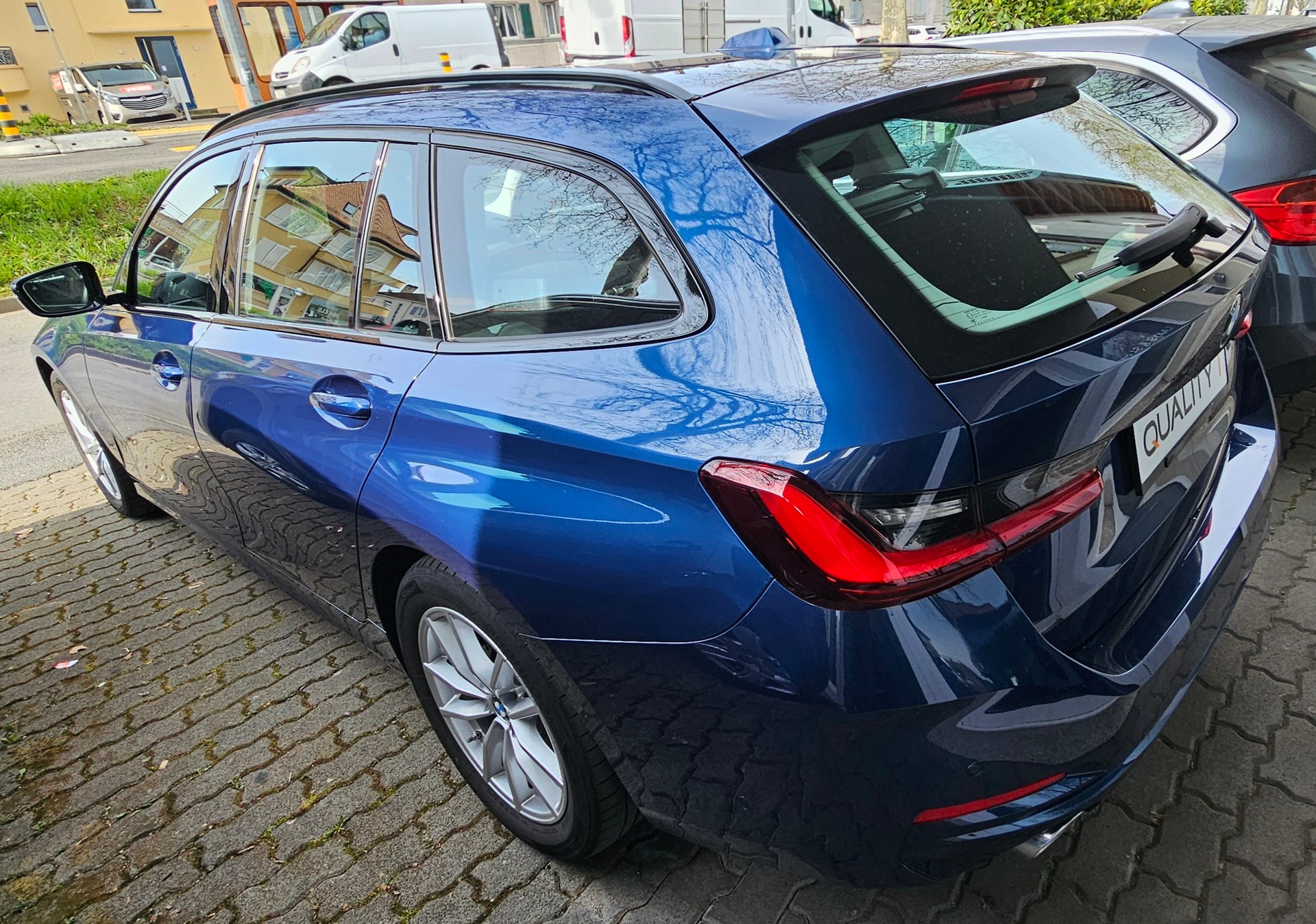BMW 320d xDrive 48V Touring Steptronic-image-2