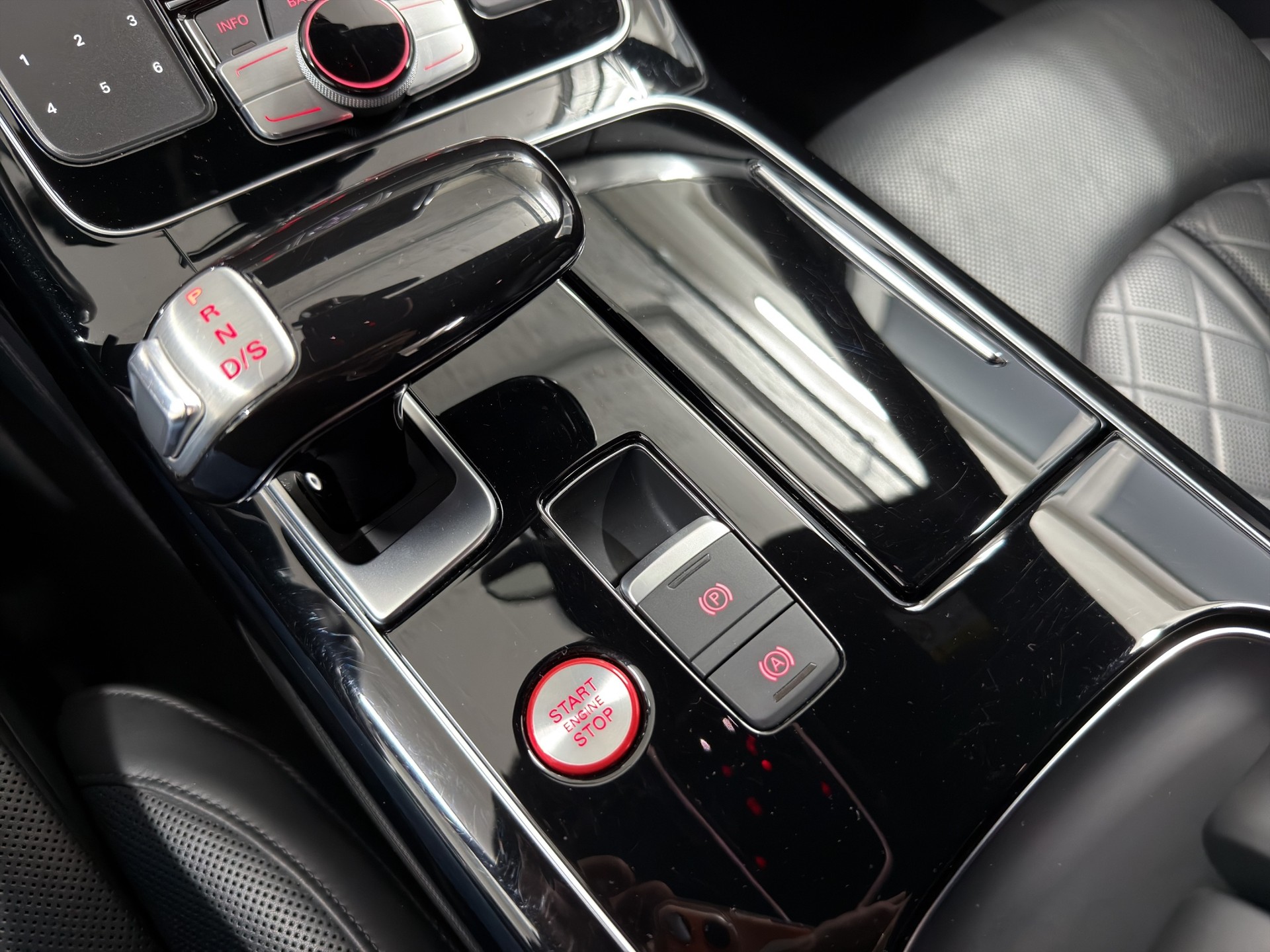 AUDI S8 4.0 TFSI V8 plus quattro tiptronic-image-15