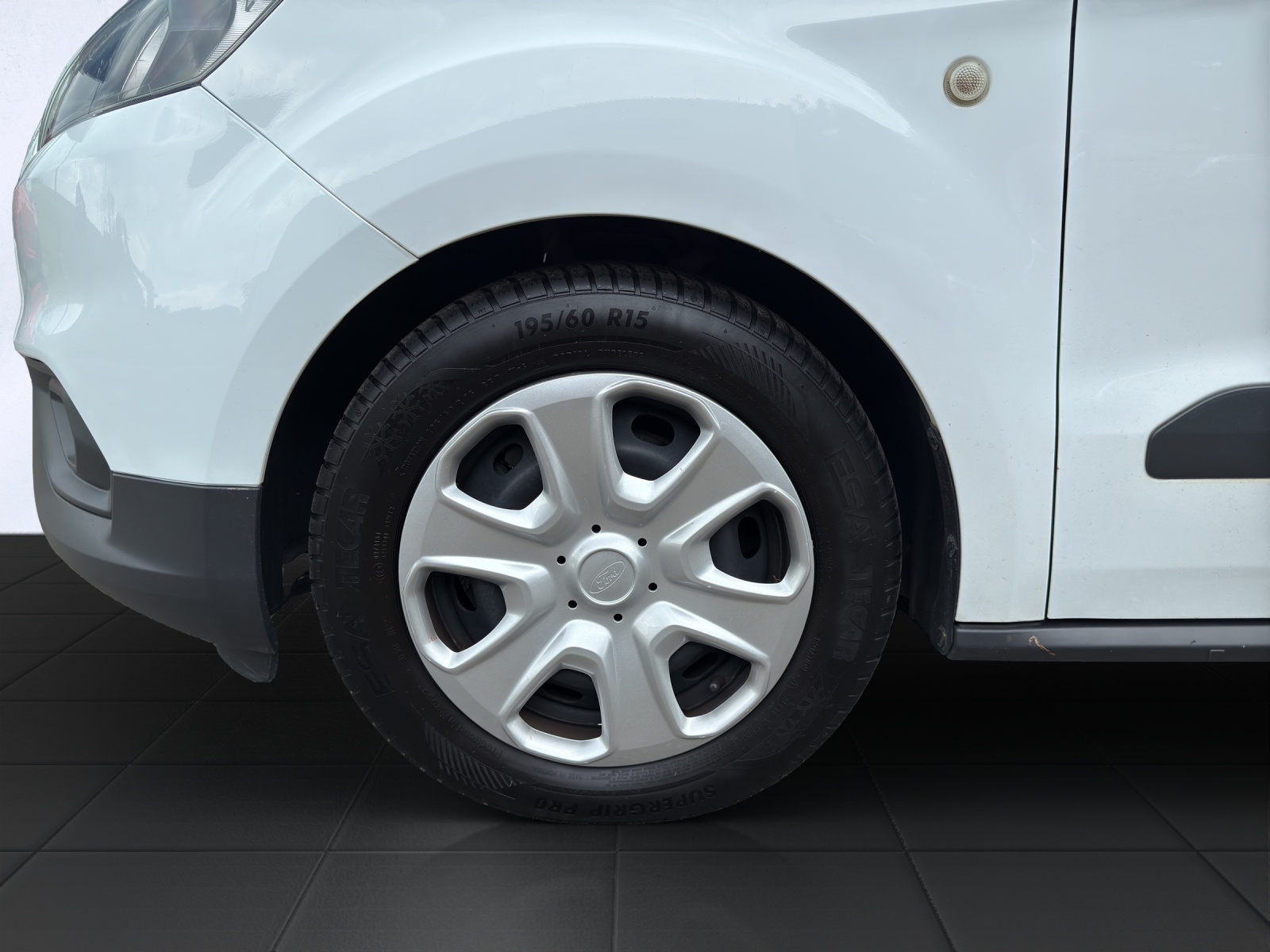 FORD Transit Courier Van 1.0 EcoBoost Ambiente-image-17