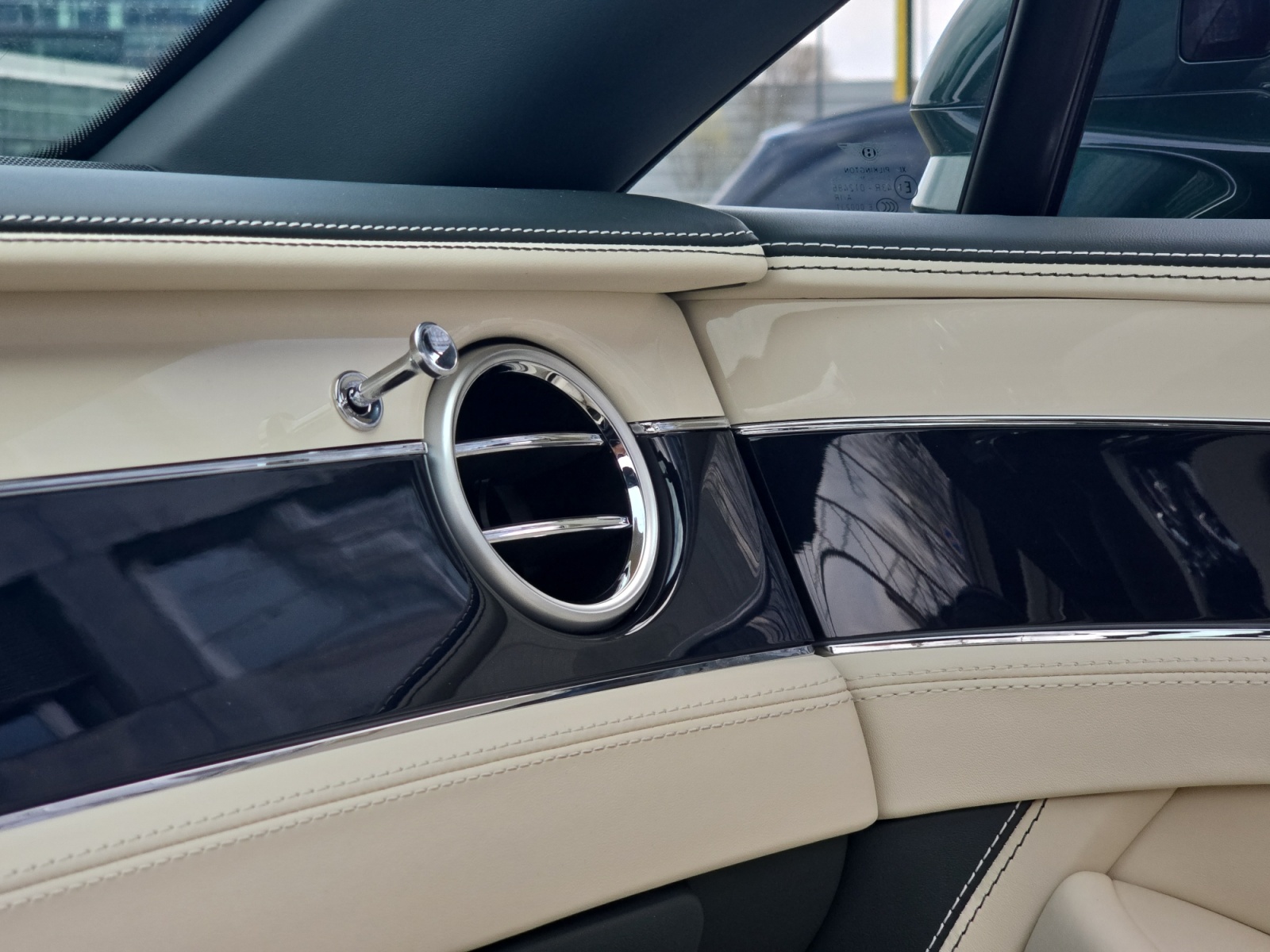 BENTLEY Continental GTC 4.0 V8 PHEV 680 PS / 1.9% Leasing möglich.-image-19