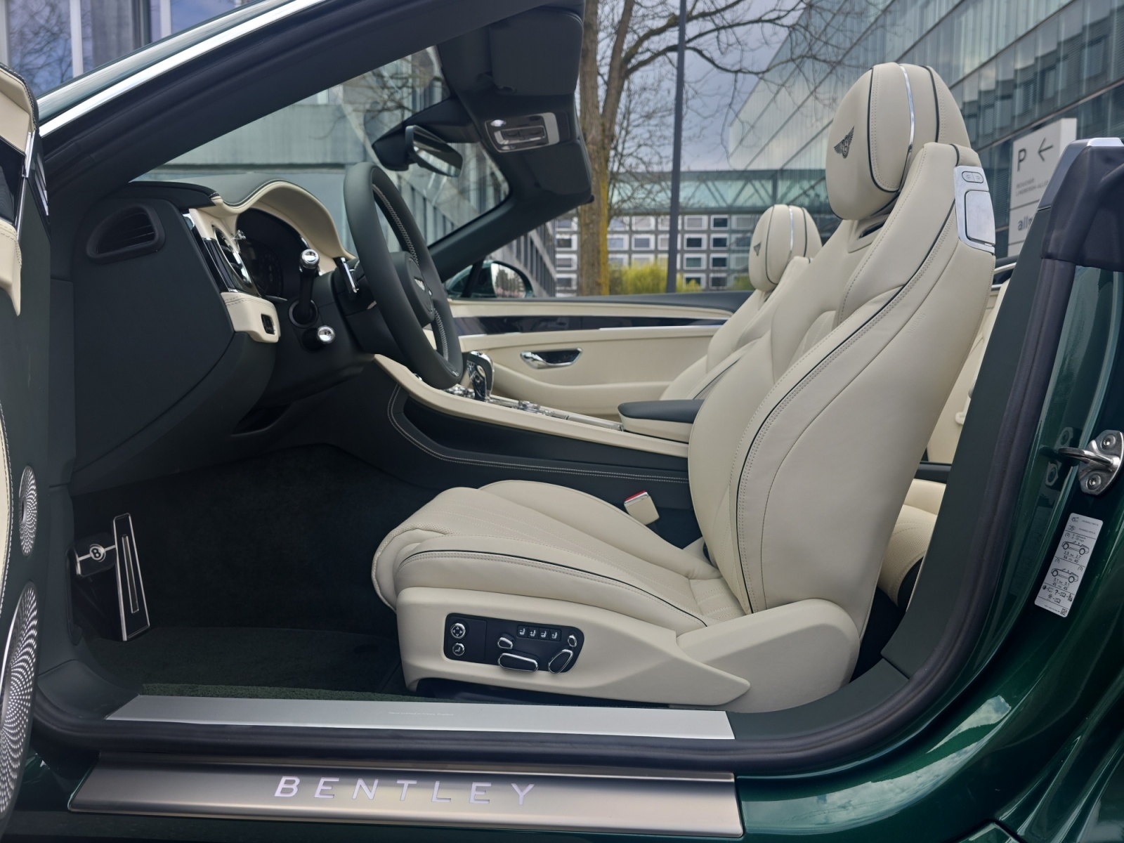 BENTLEY Continental GTC 4.0 V8 PHEV 680 PS / 1.9% Leasing möglich.-image-9
