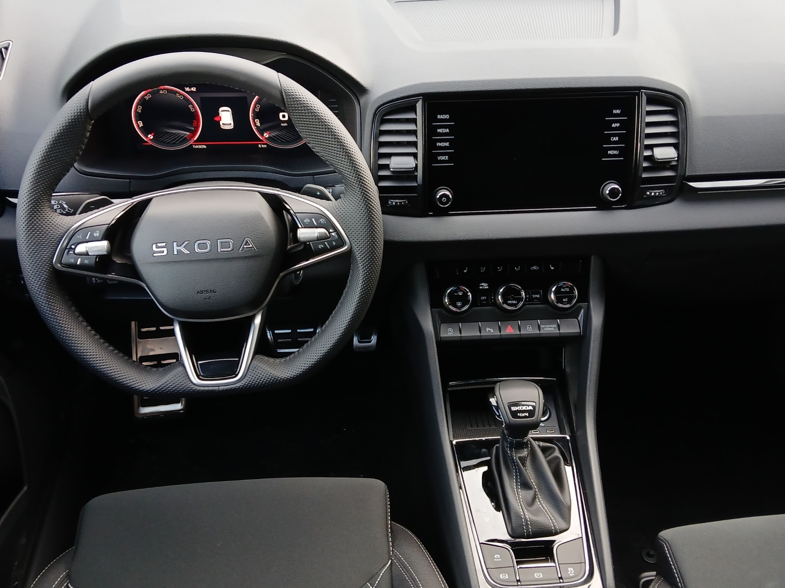 SKODA Karoq 2.0 TSI Dynamic Limited Edition 4x4 DSG-image-8