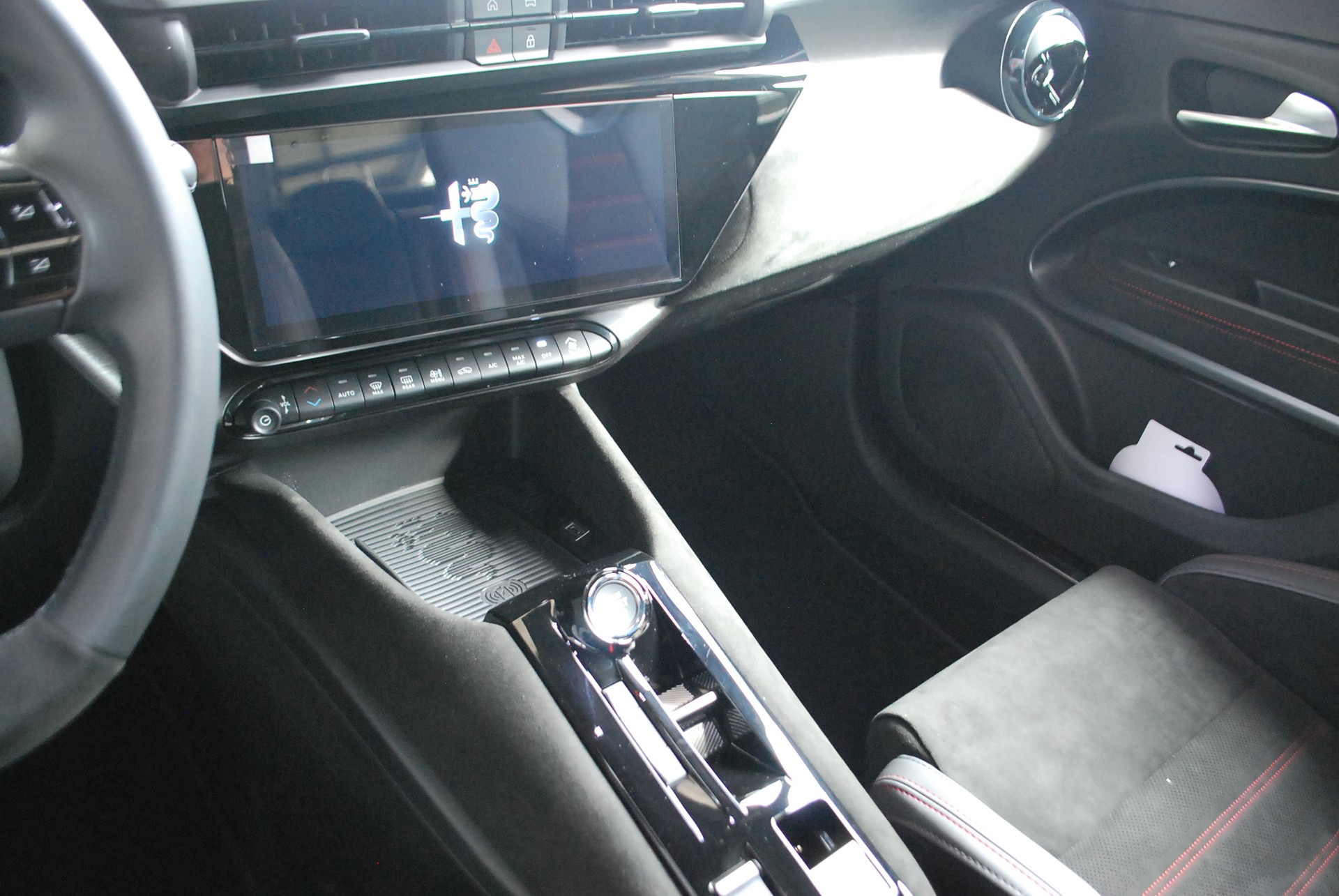 ALFA ROMEO 1.2 Hybrid Q4 Sport Speciale-image-13