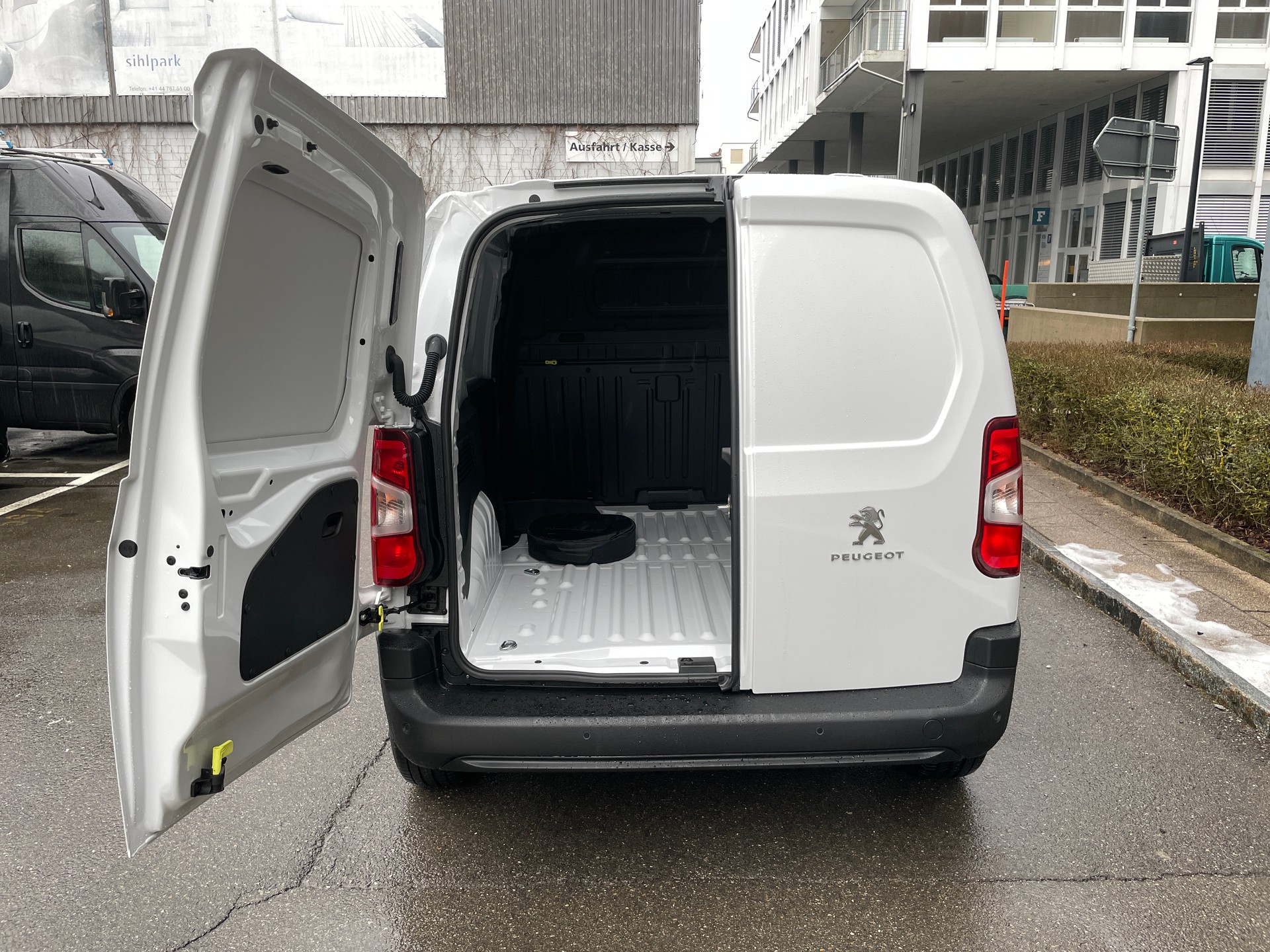 PEUGEOT e-Partner L1 50kWh Standard mit Rückfahrkamera-image-10