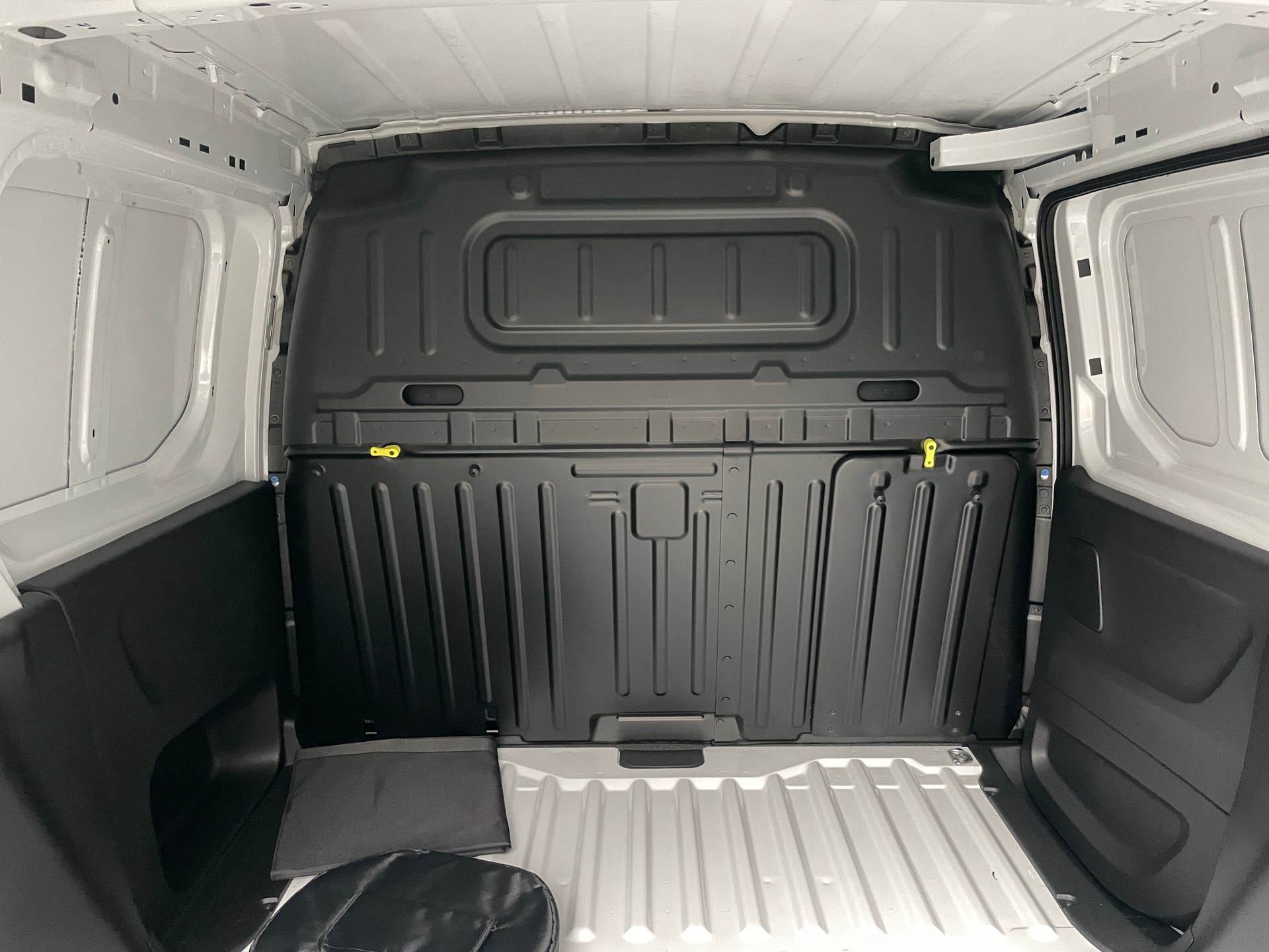 PEUGEOT e-Partner L1 50kWh Standard mit Rückfahrkamera-image-13