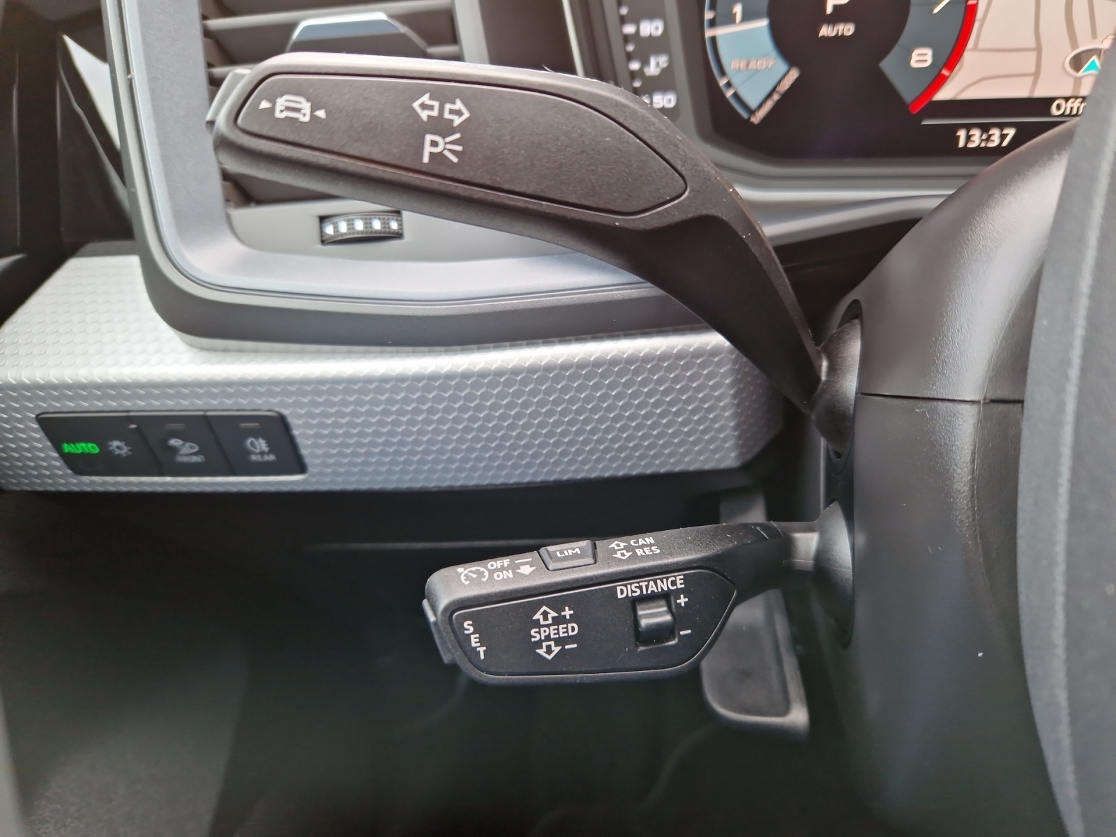 AUDI A1 allstreet 30 TFSI Attraction S-tronic Pfeilgrau Metallic-image-15