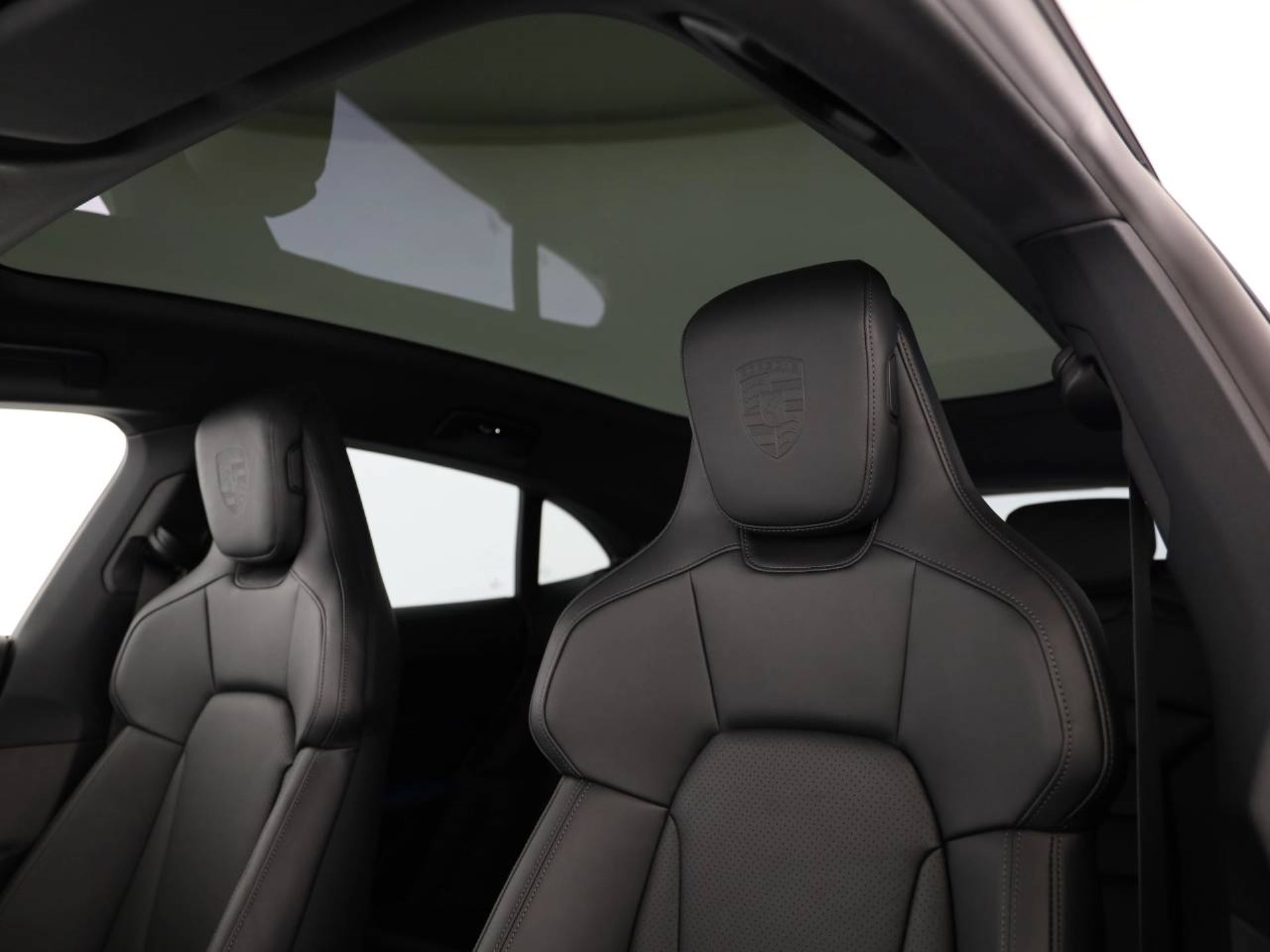 PORSCHE Taycan Sport Turismo Black Edition-image-17
