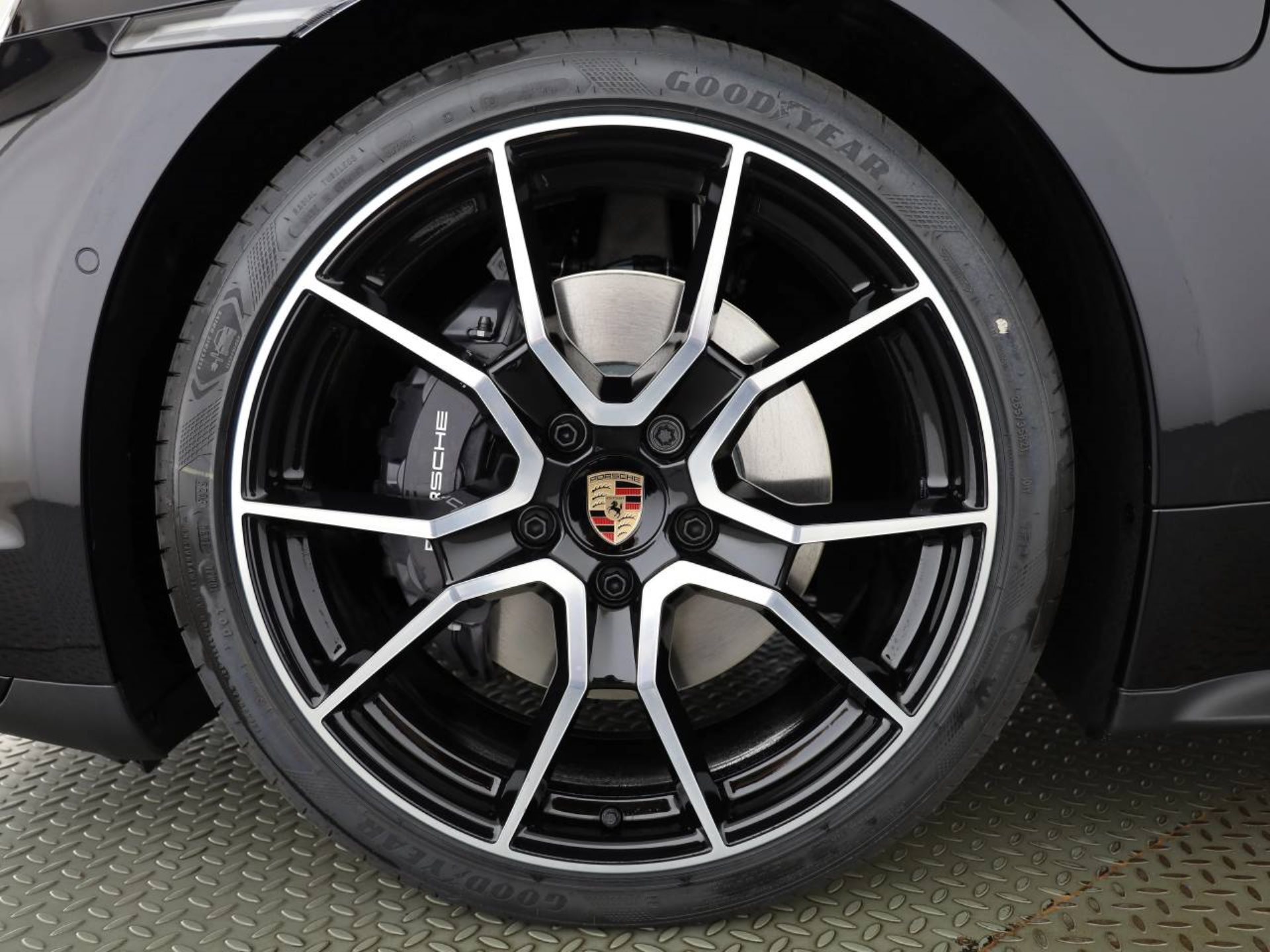 PORSCHE Taycan Sport Turismo Black Edition-image-8