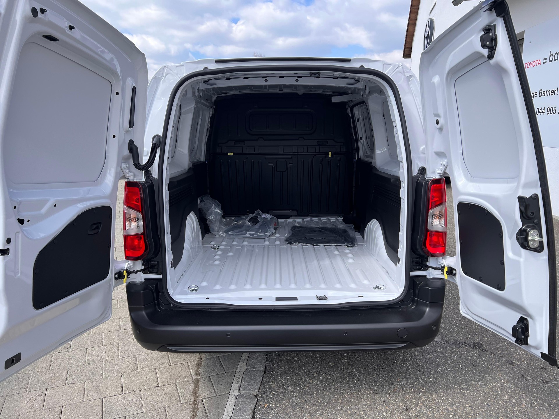 TOYOTA PROACE CITY Van L2 1.2 Active-image-6