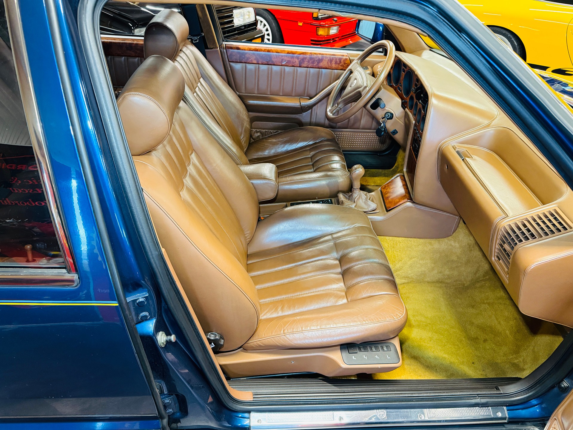 LANCIA Thema 8.32 Ferrari „Blu Blizzard“-image-13