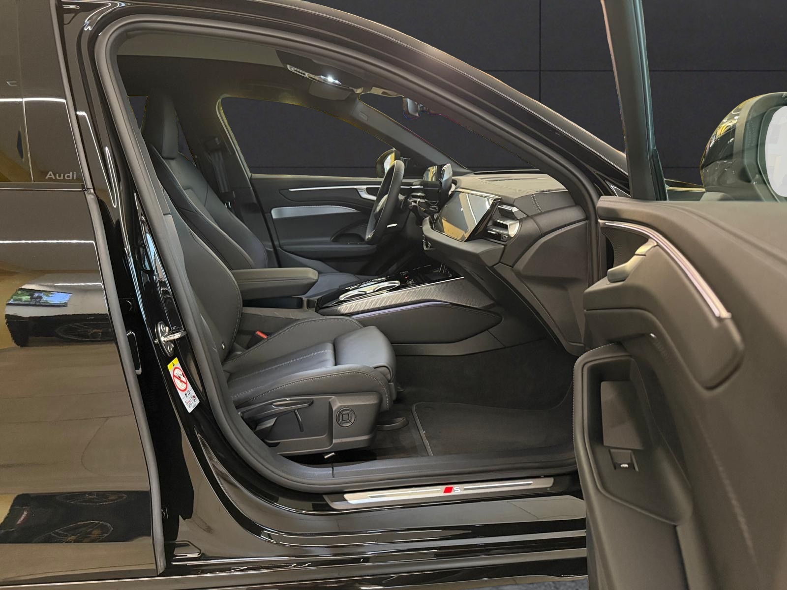 AUDI A6 Avant TDI quattro 150 kW S tronic-image-14