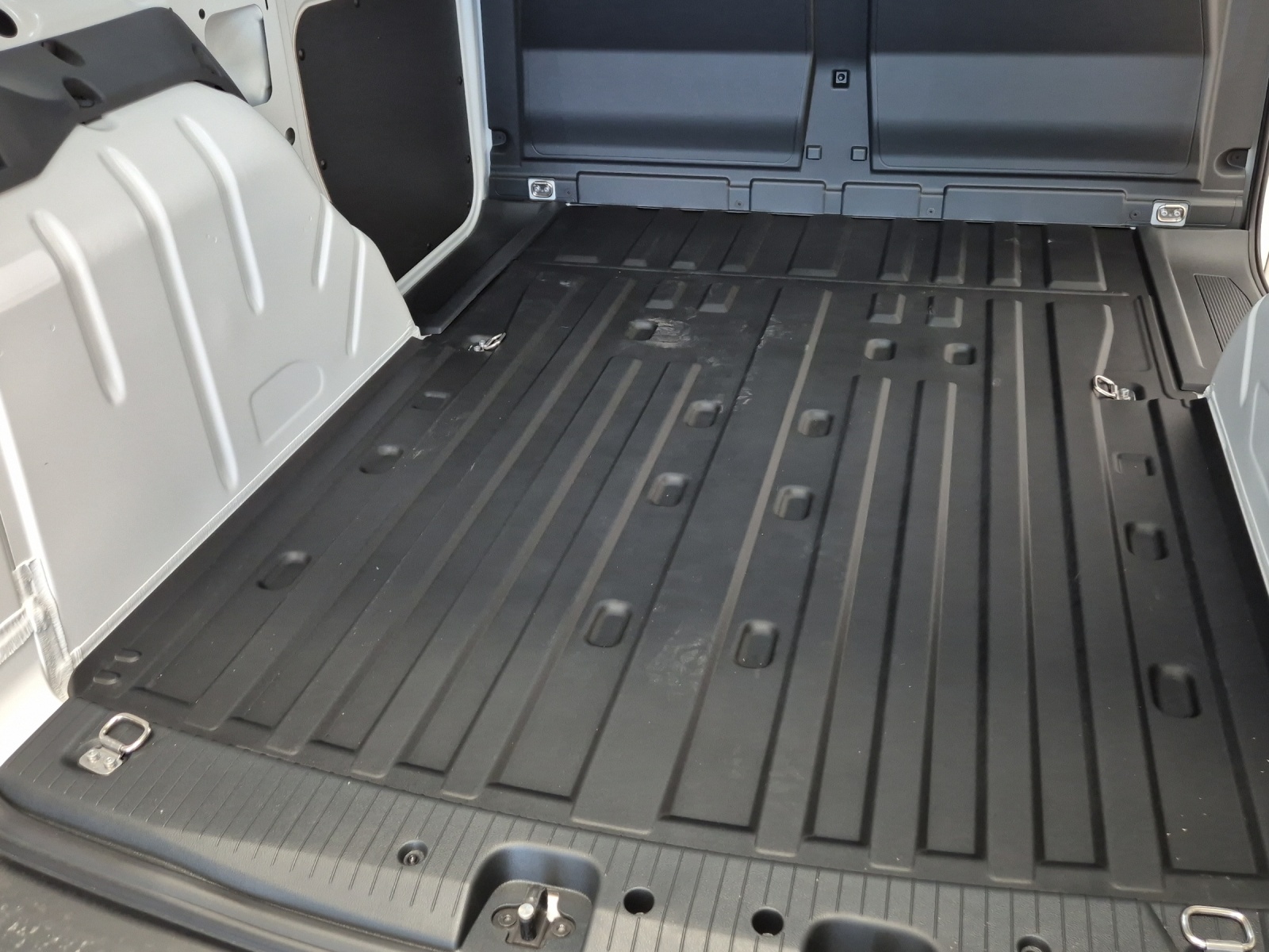 VW Caddy Cargo 2.0TDI 4Motion-image-12