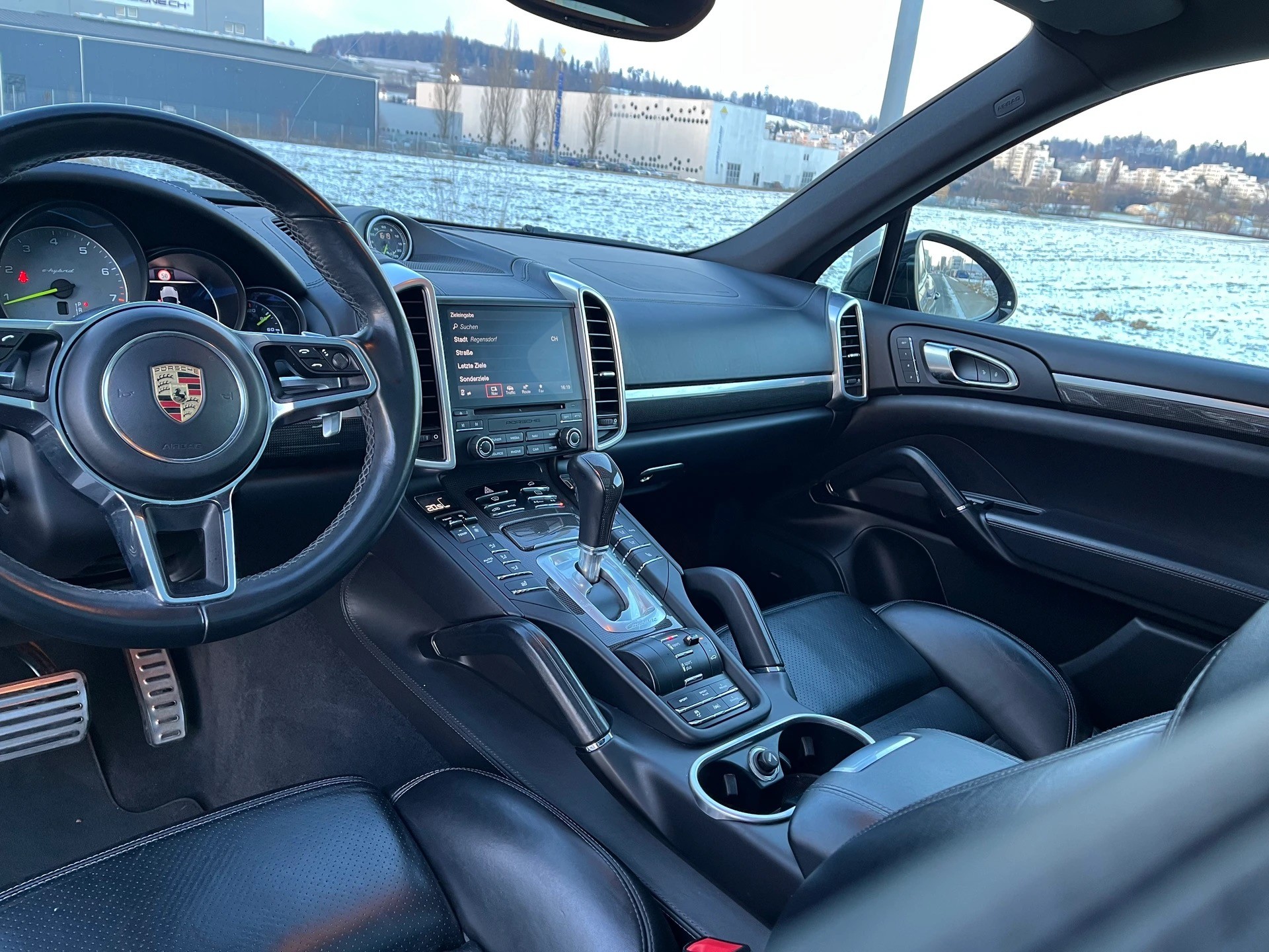 PORSCHE Cayenne S E-Hybrid Platinum Edition-image-9