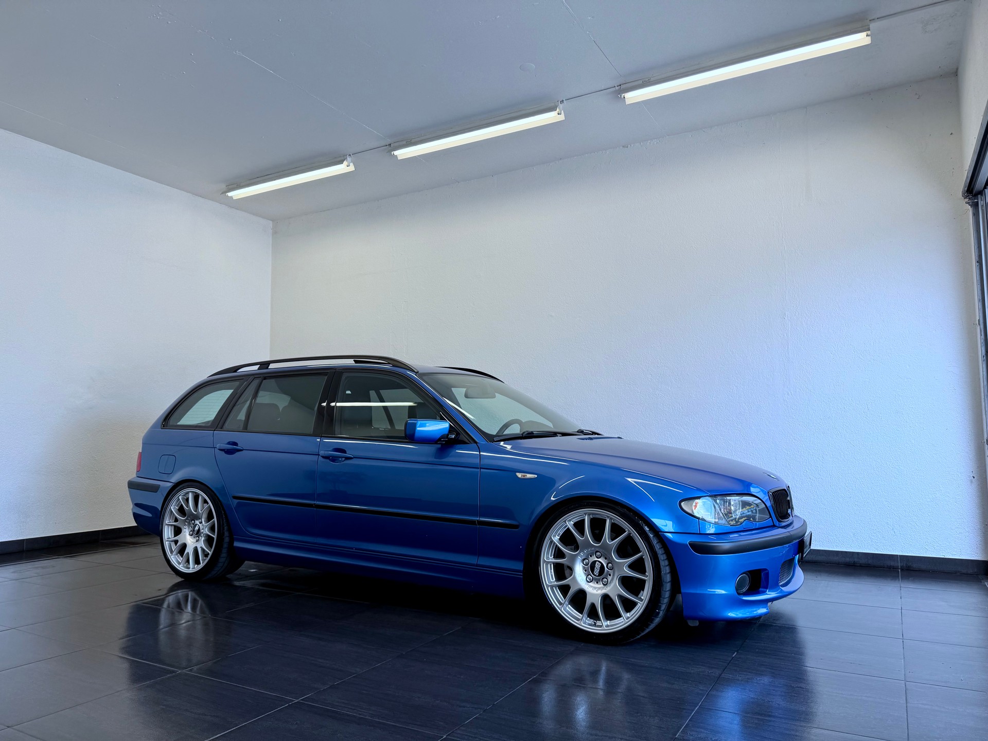 BMW 330i Touring-image-0