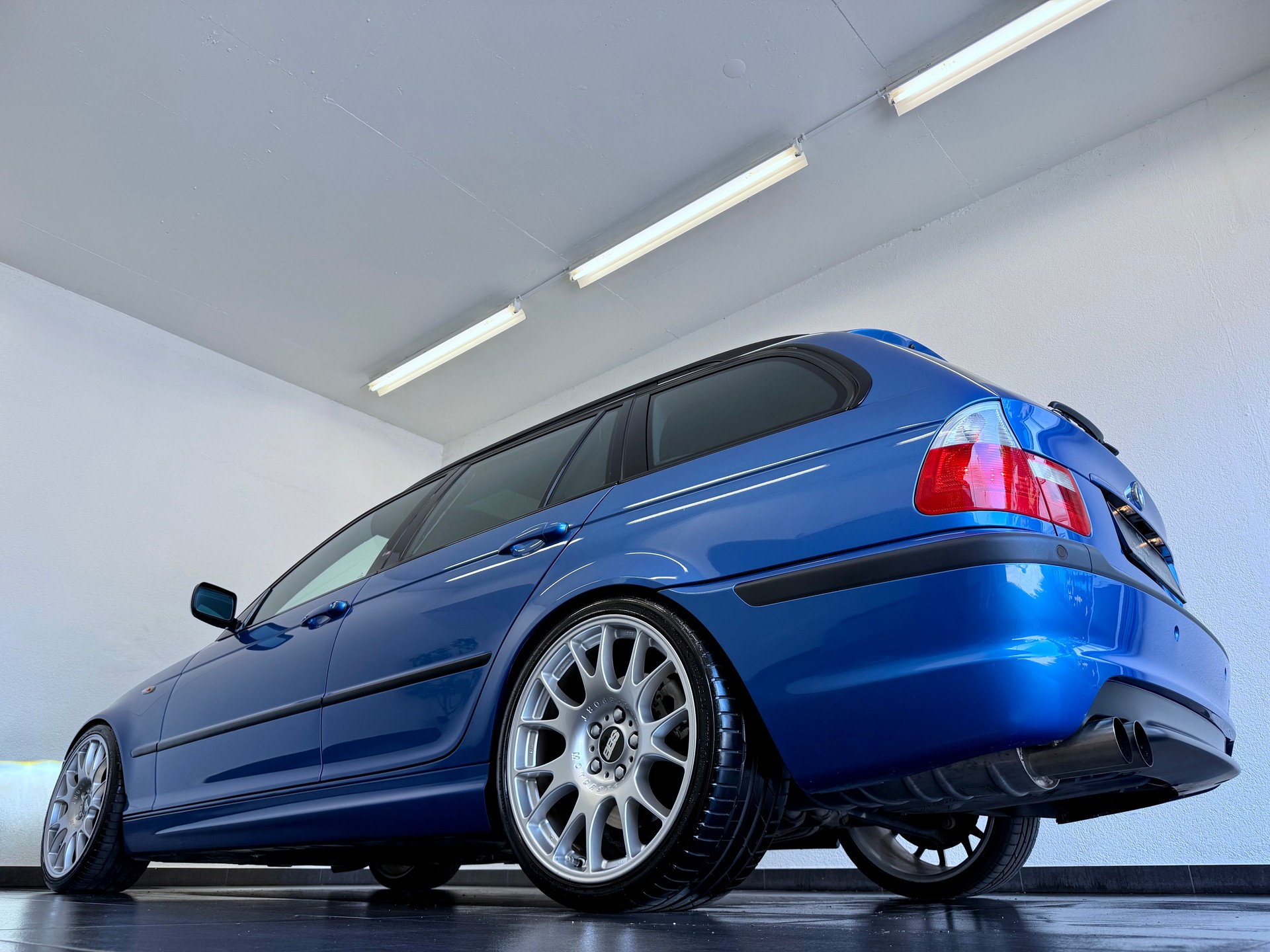 BMW 330i Touring-image-7
