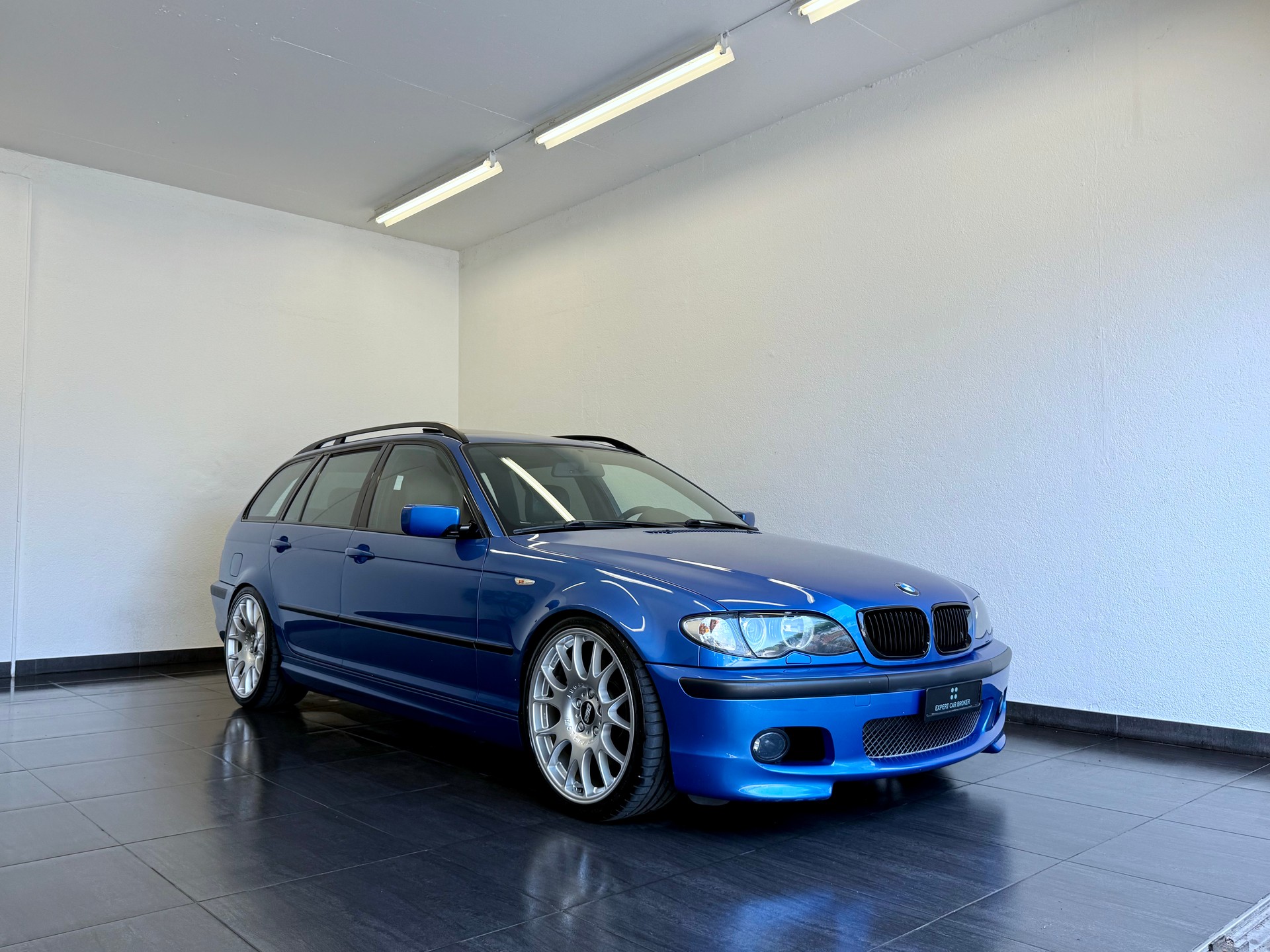 BMW 330i Touring-image-1