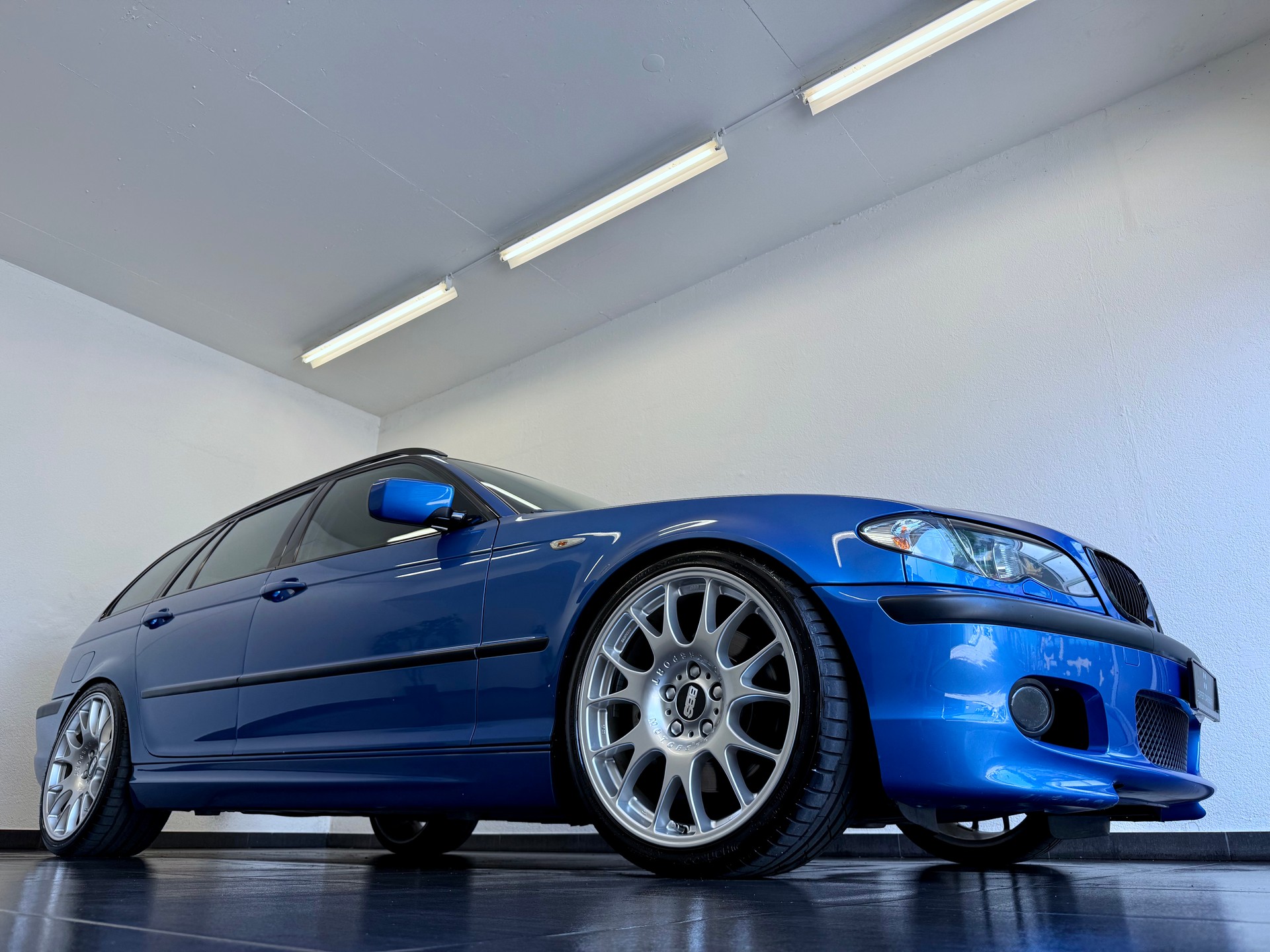 BMW 330i Touring-image-2