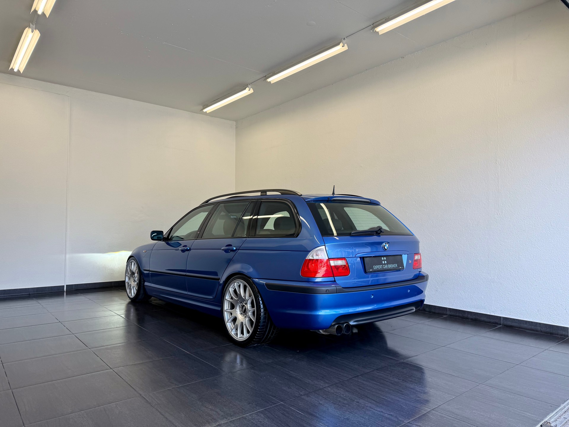 BMW 330i Touring-image-10