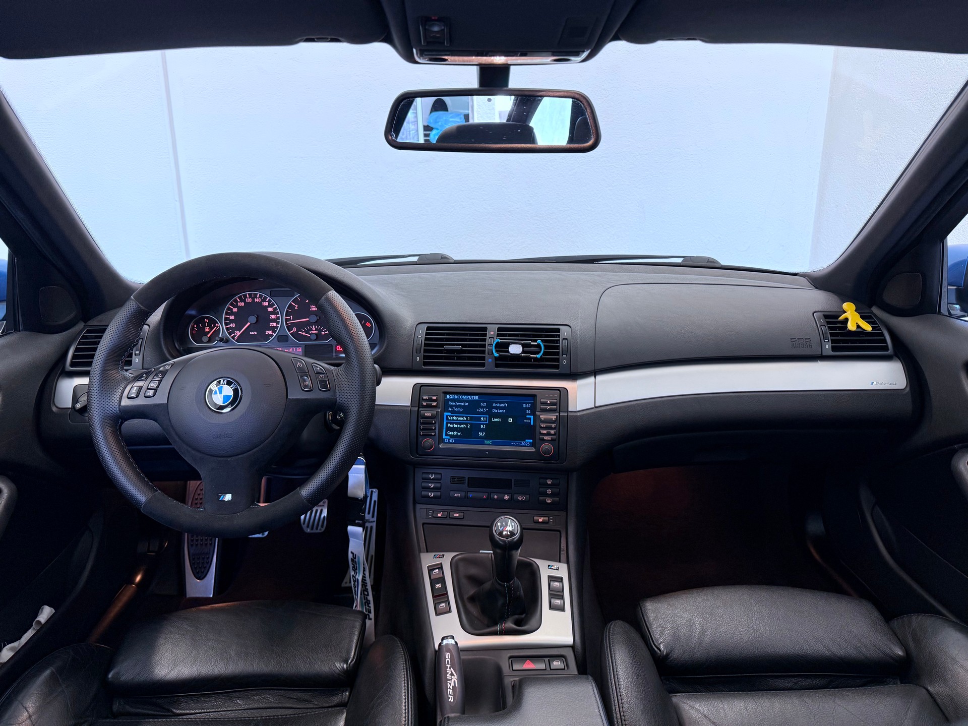 BMW 330i Touring-image-13