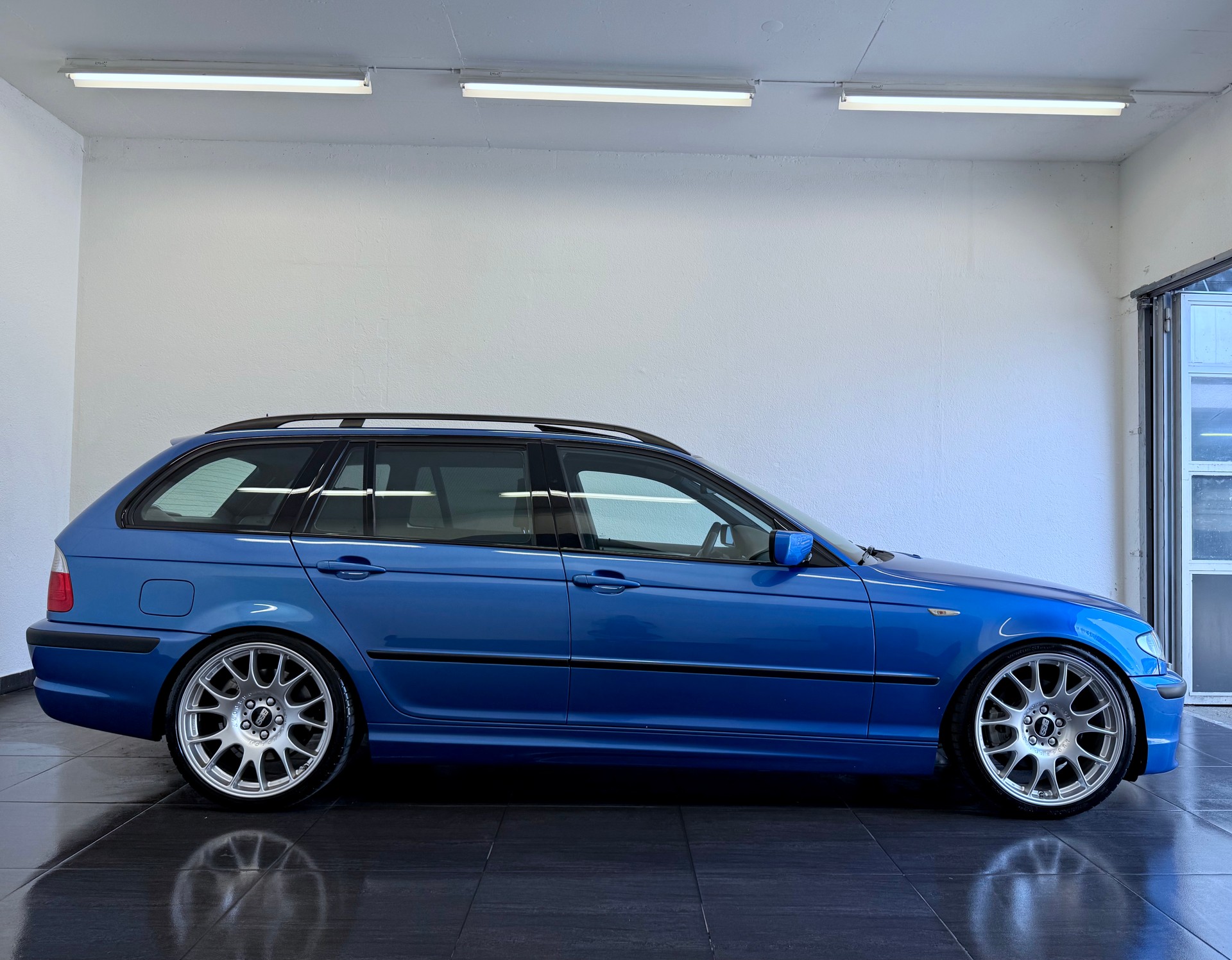 BMW 330i Touring-image-4