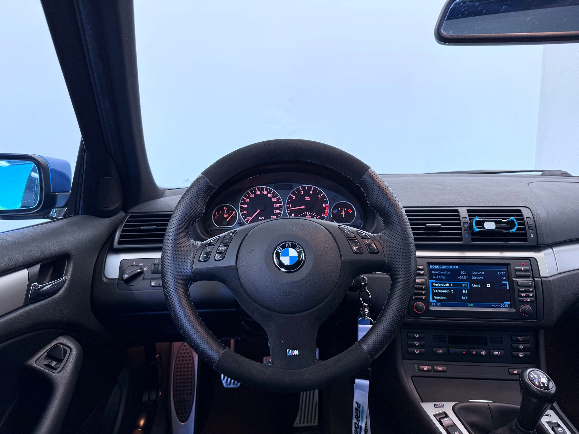 BMW 330i Touring-image-14