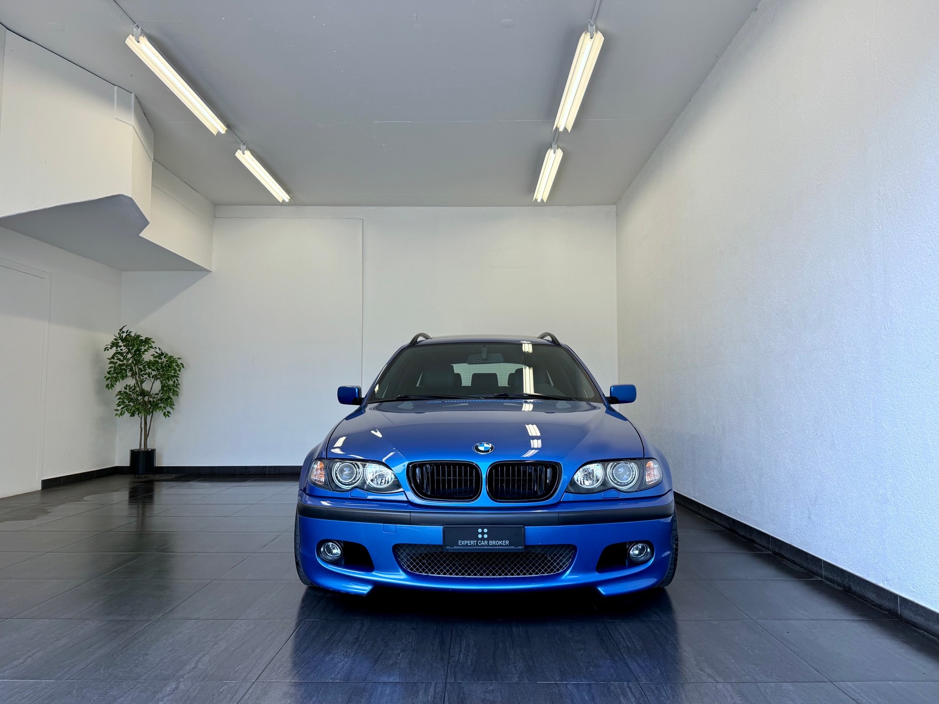 BMW 330i Touring-image-3