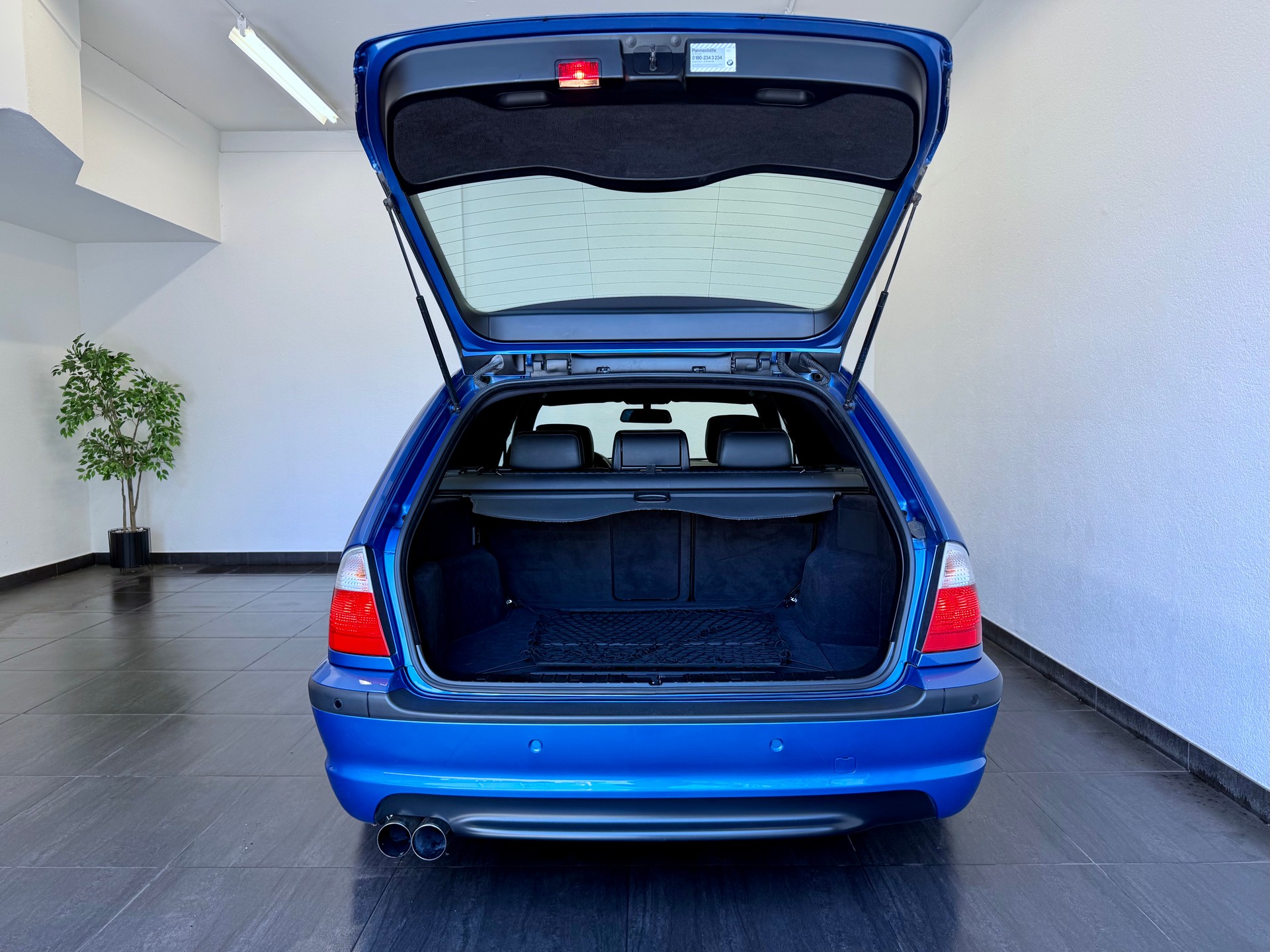BMW 330i Touring-image-12